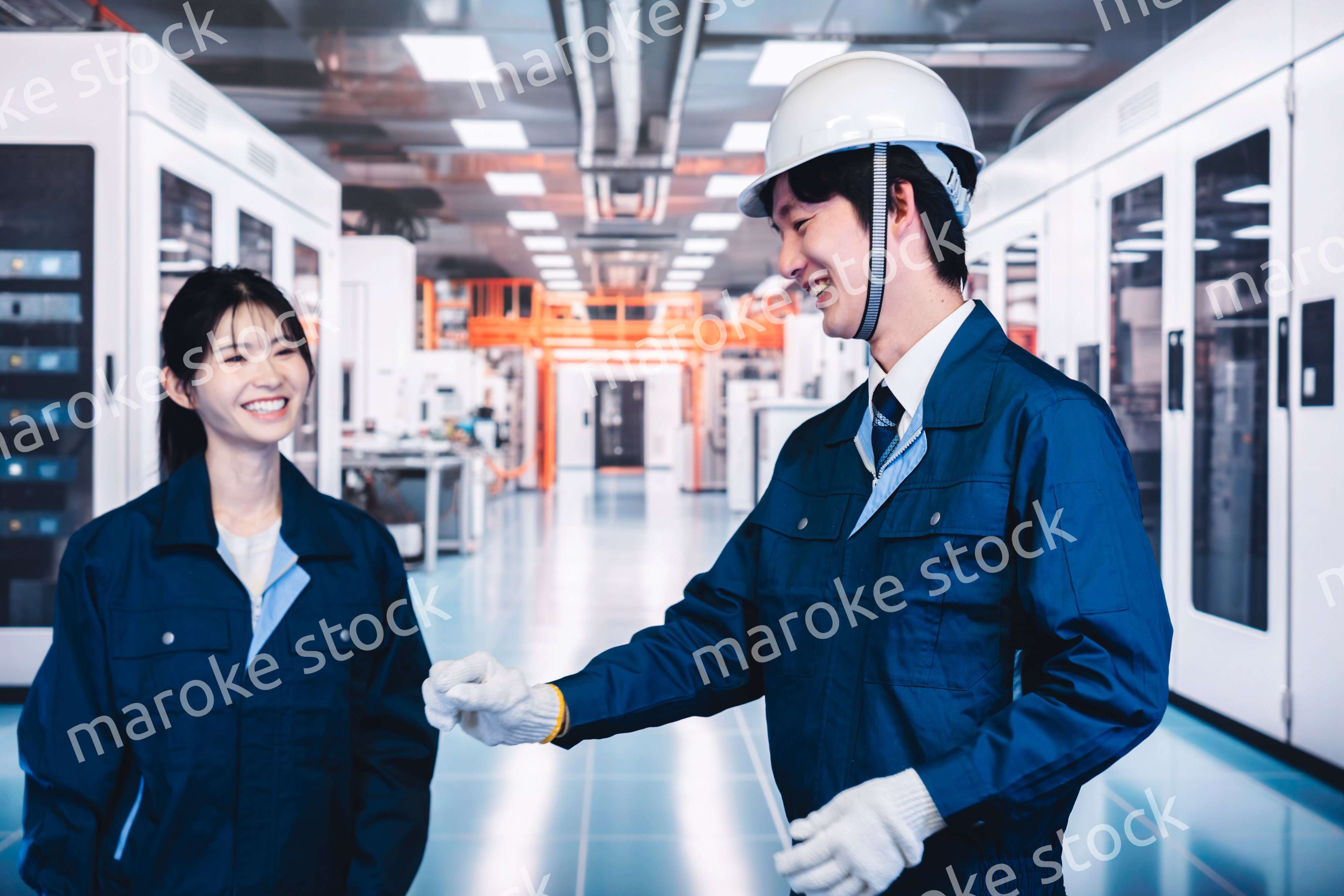 工場で楽しく働く男女の作業員