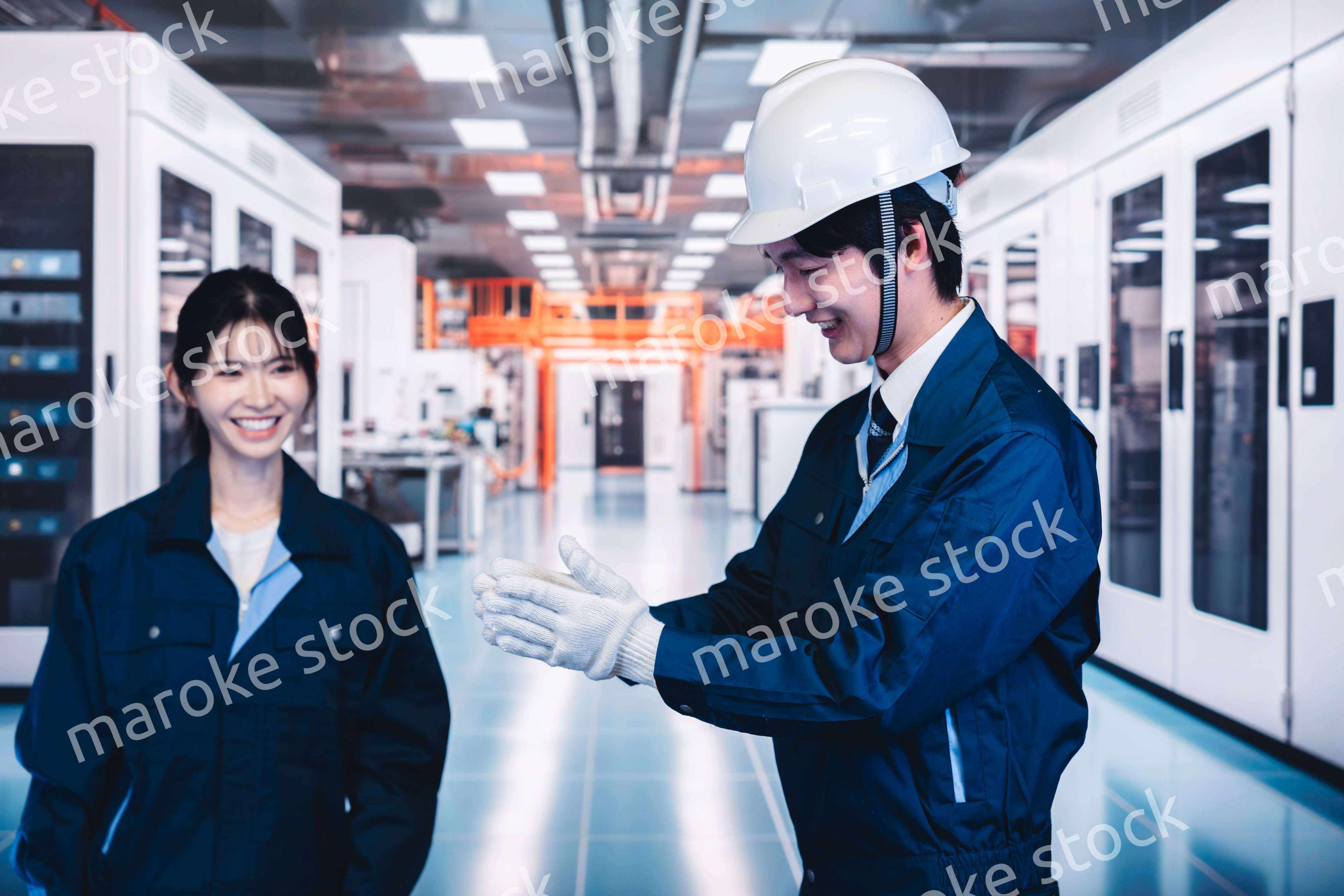 工場で楽しく働く男女の作業員