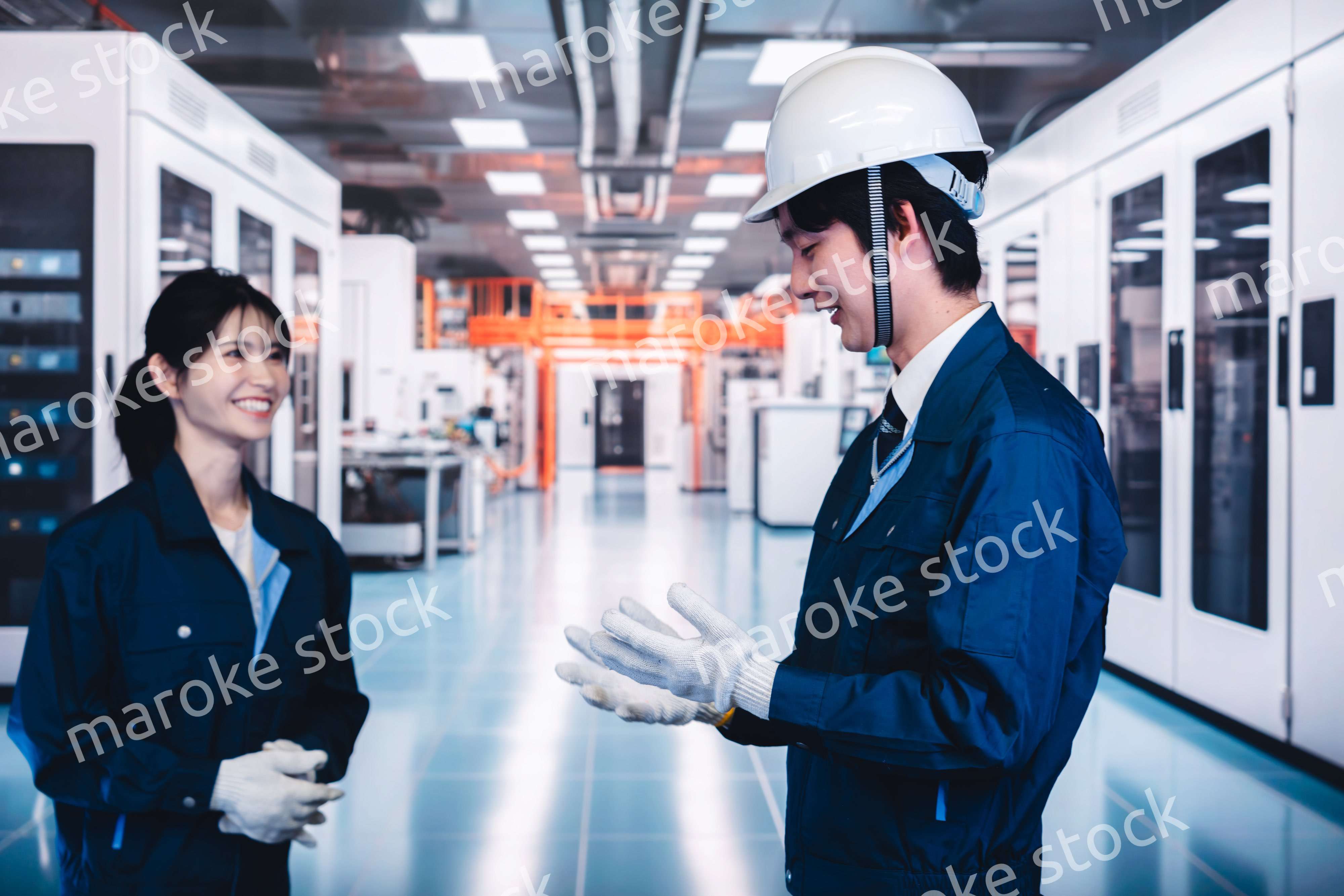 工場で楽しく働く男女の作業員