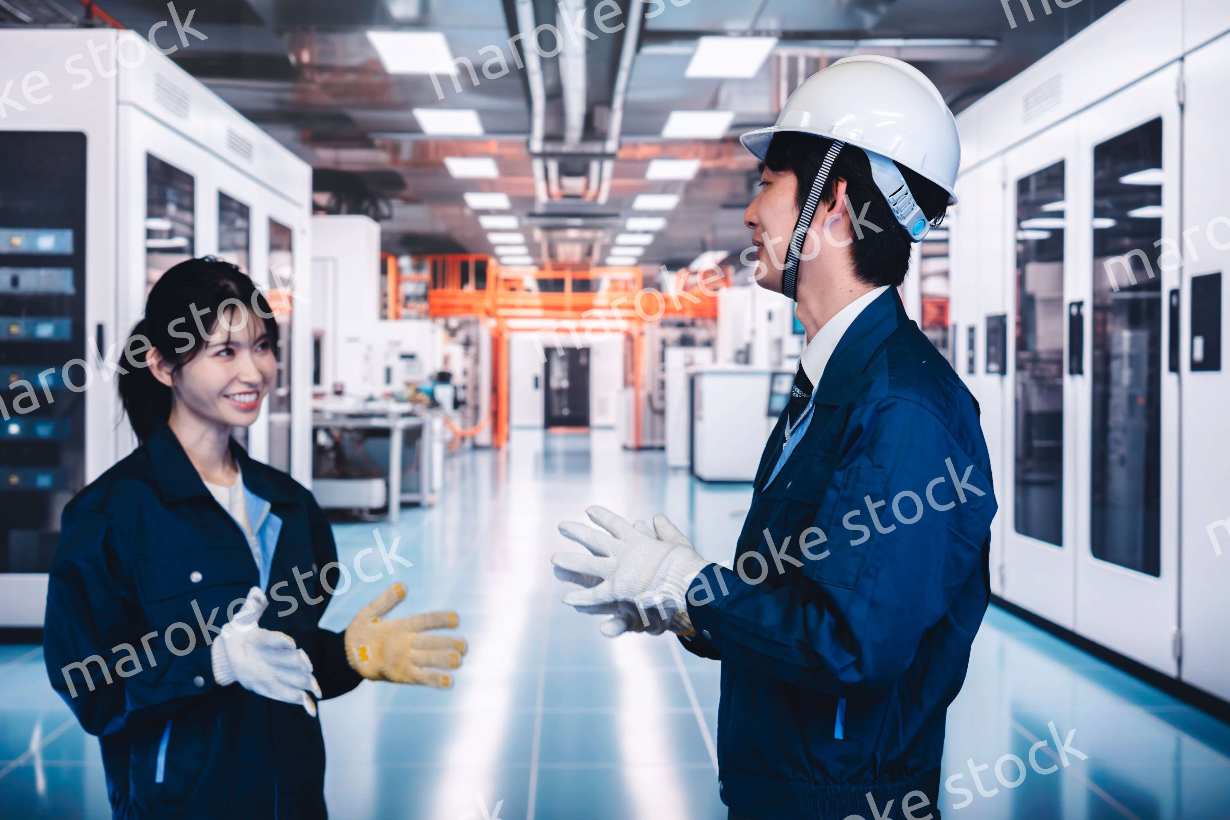 工場で楽しく働く男女の作業員