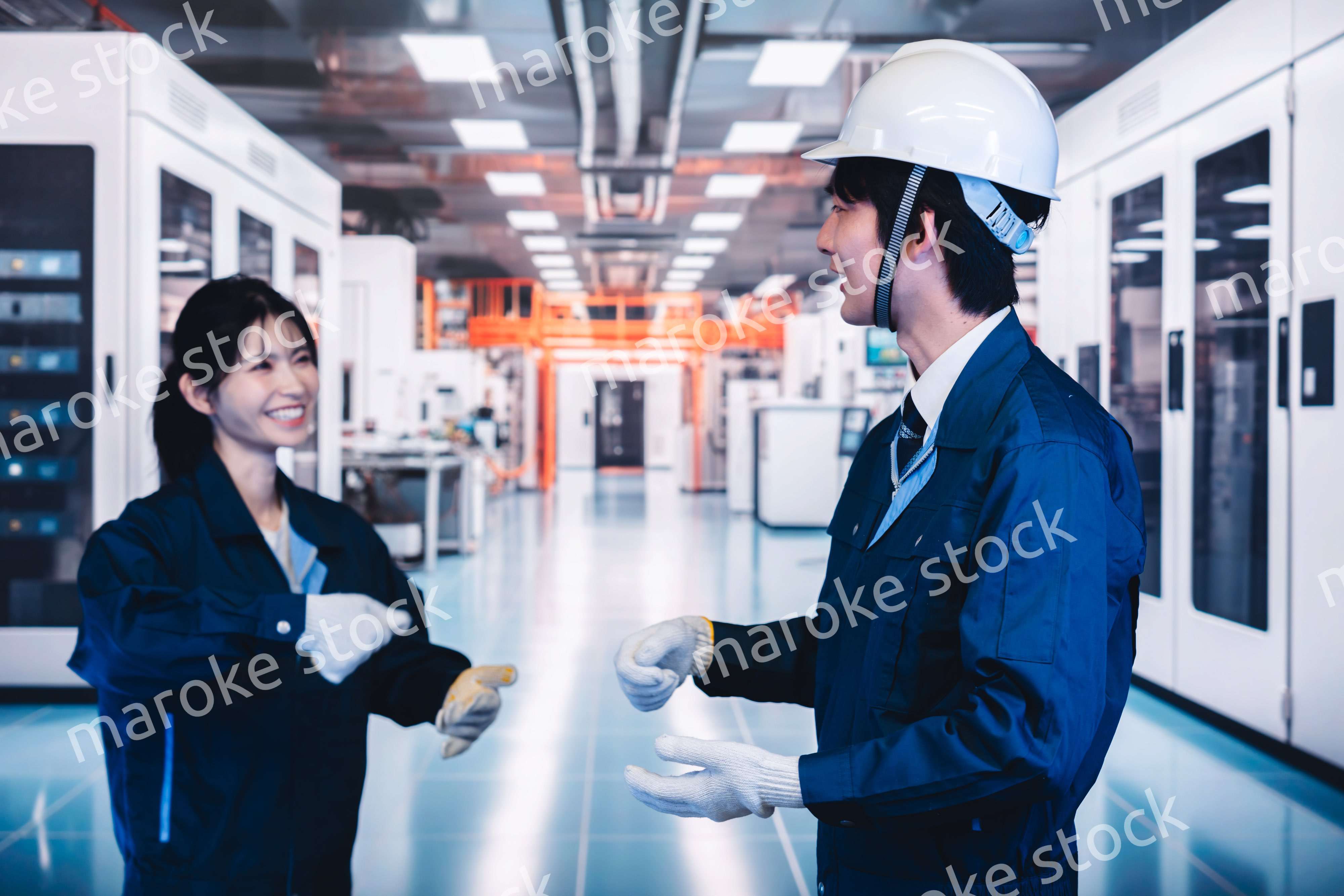 工場で楽しく働く男女の作業員