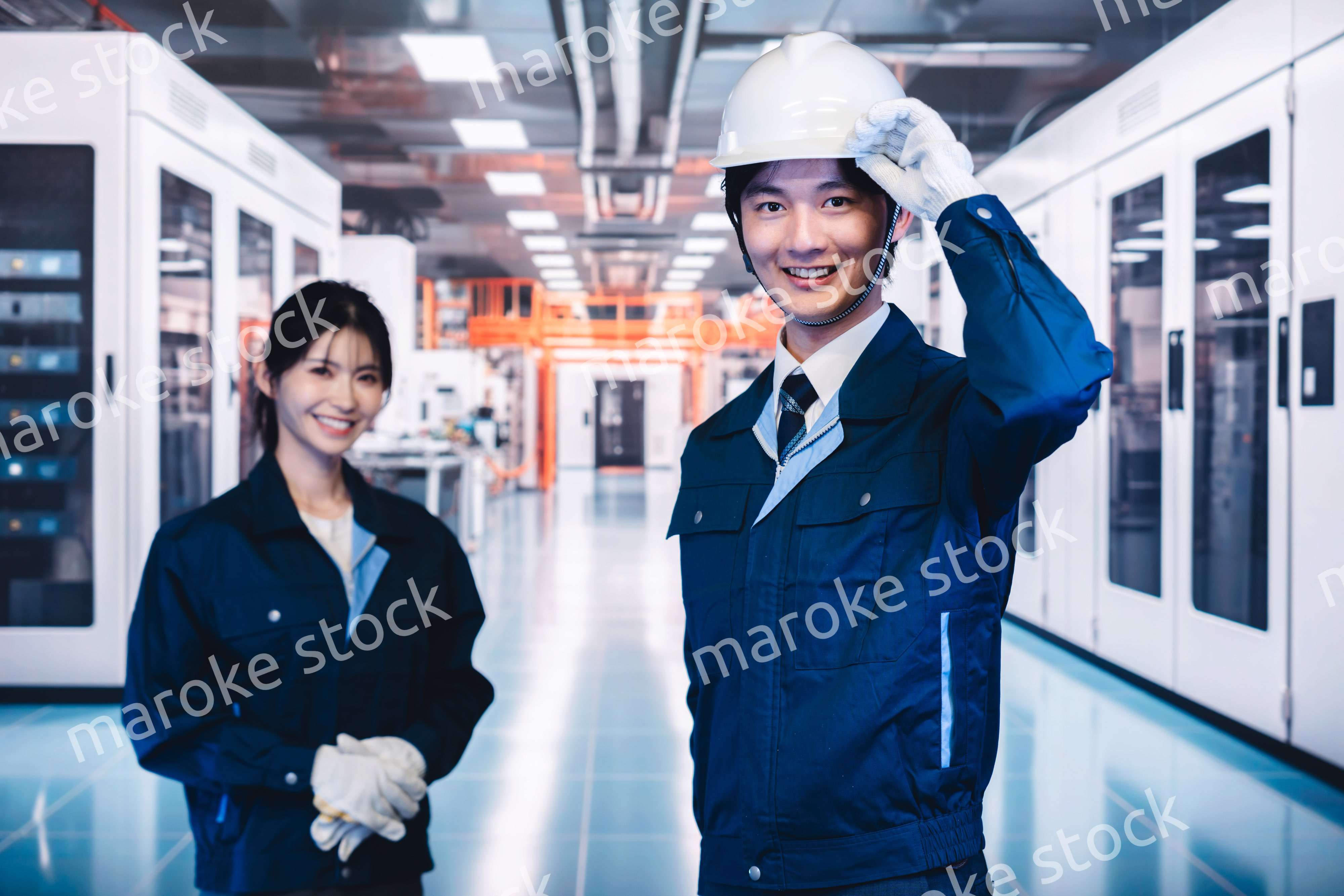 工場で楽しく働く男女の作業員