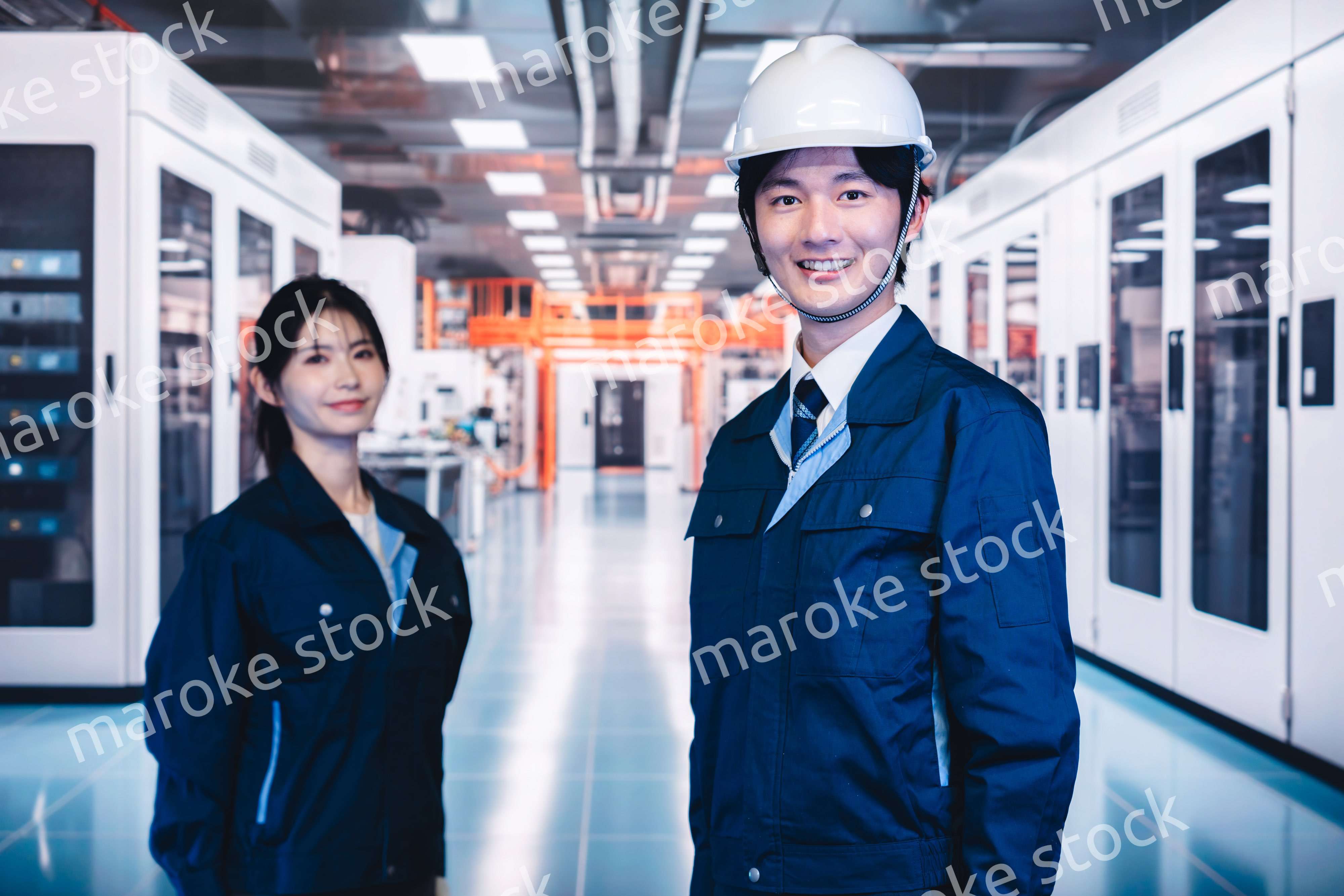 工場で楽しく働く男女の作業員