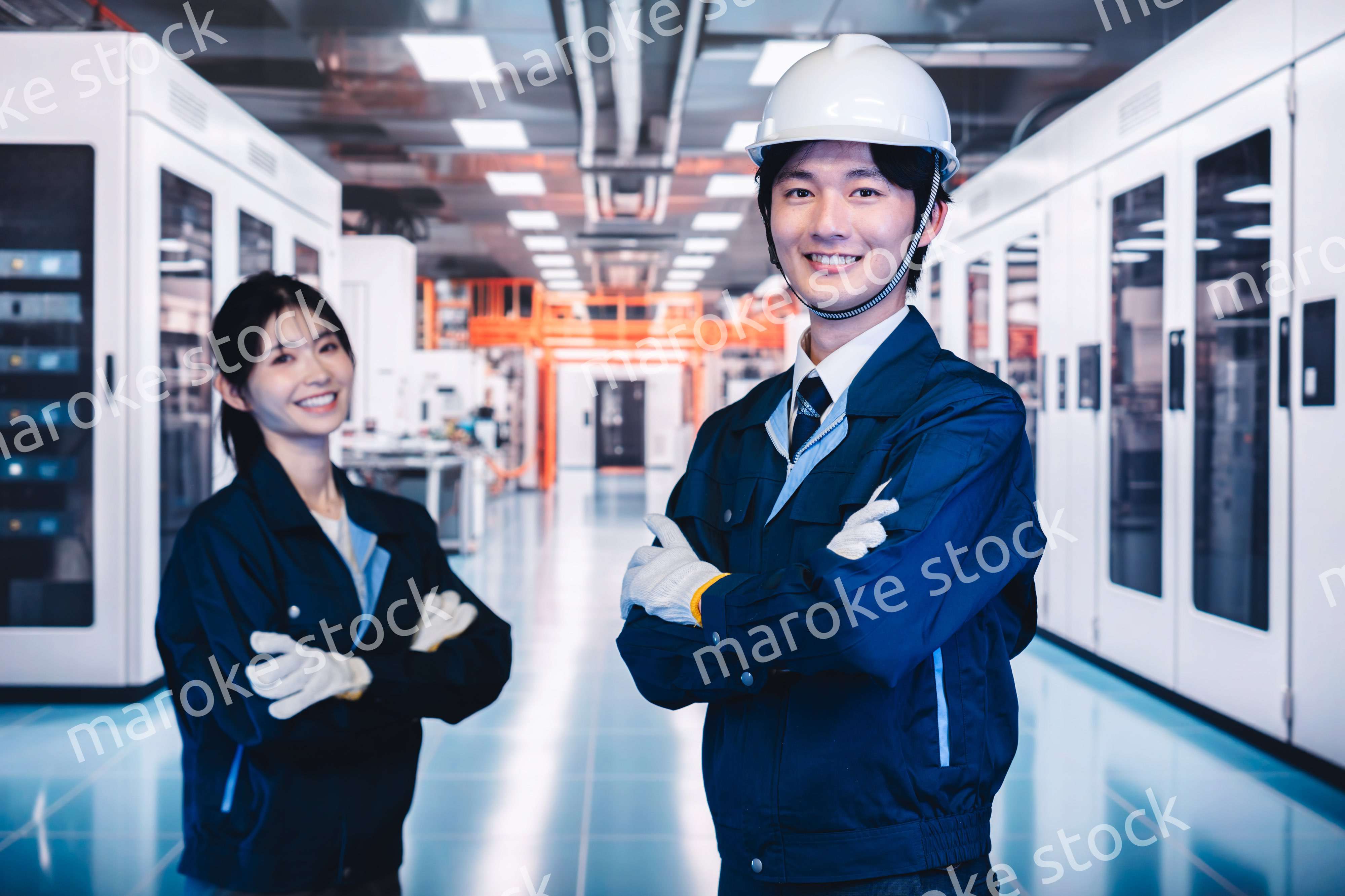 工場で楽しく働く男女の作業員