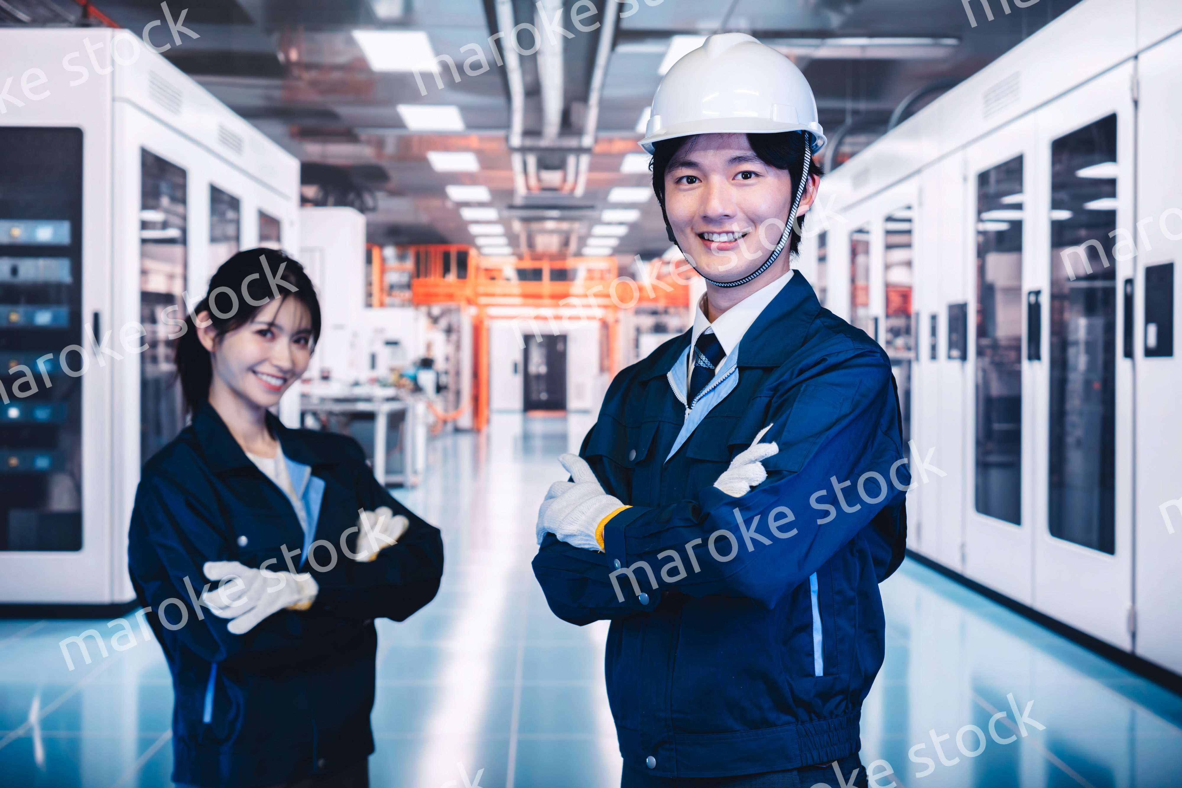 工場で楽しく働く男女の作業員