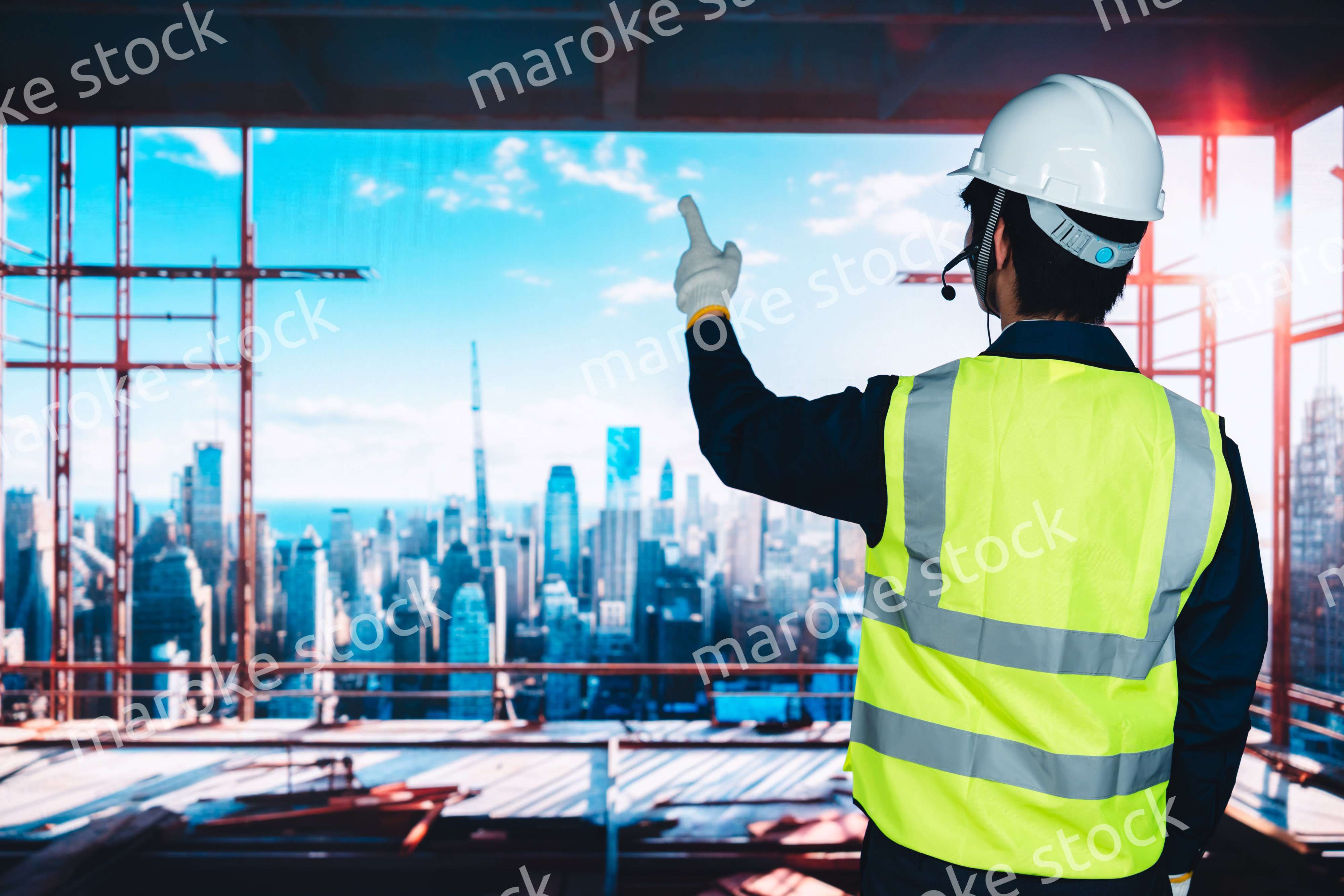 高層ビルの建築現場で作業をする若い男性