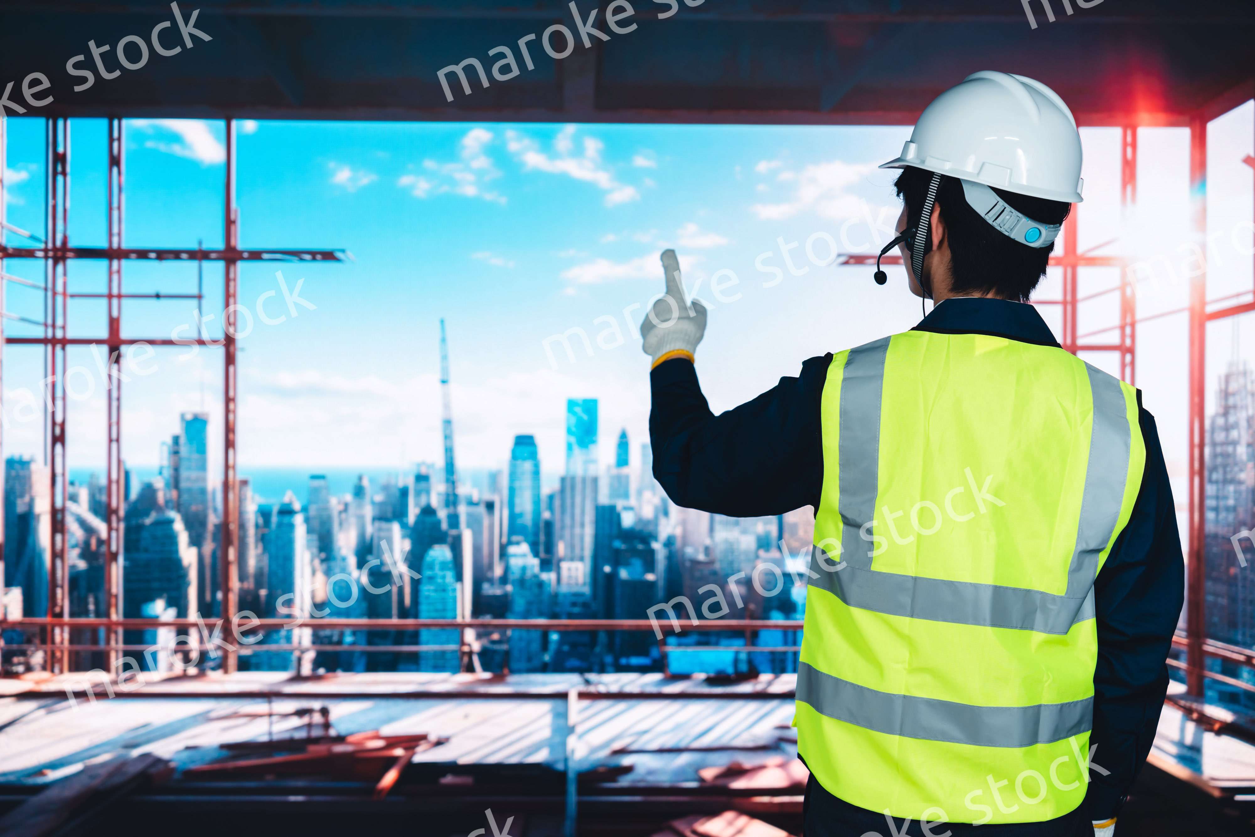 高層ビルの建築現場で作業をする若い男性