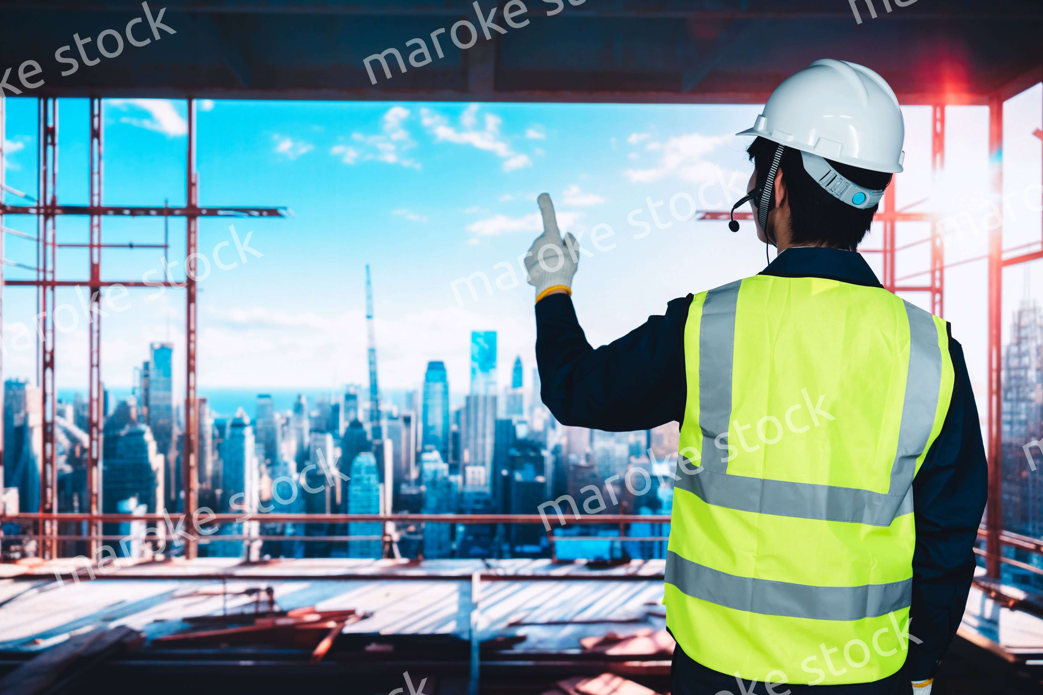 高層ビルの建築現場で作業をする若い男性