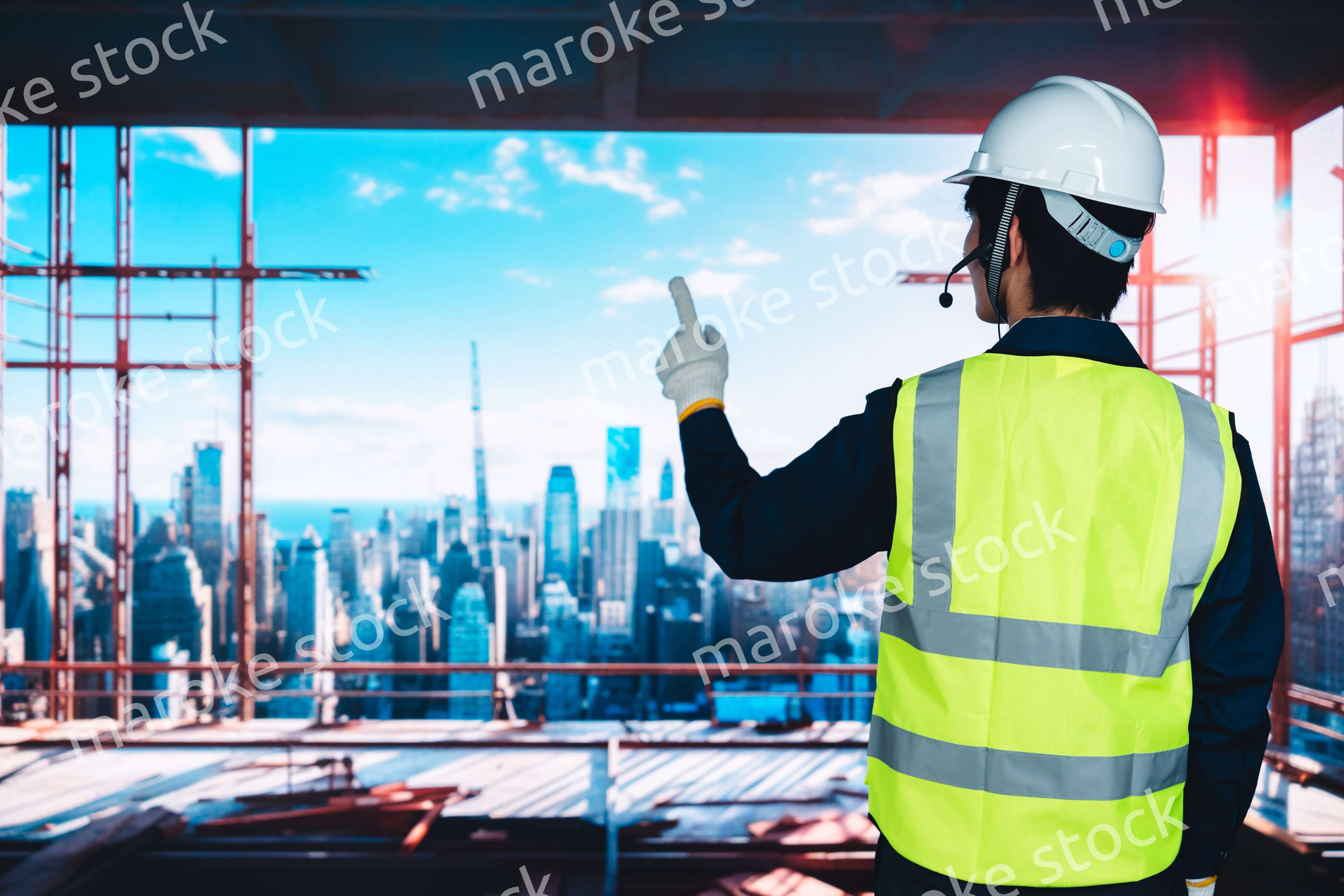 高層ビルの建築現場で作業をする若い男性