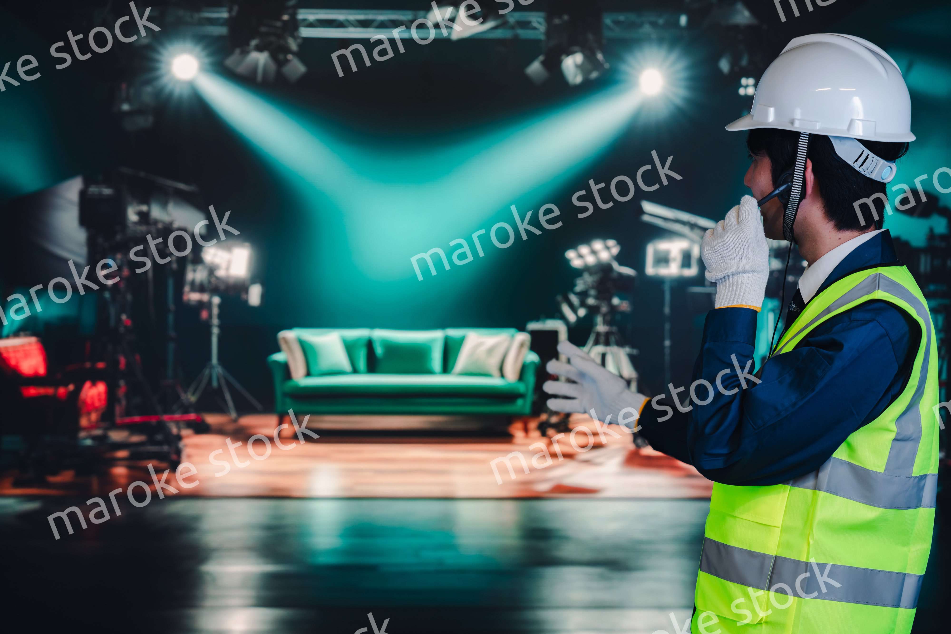 スタジオの大道具担当を務める若い男性