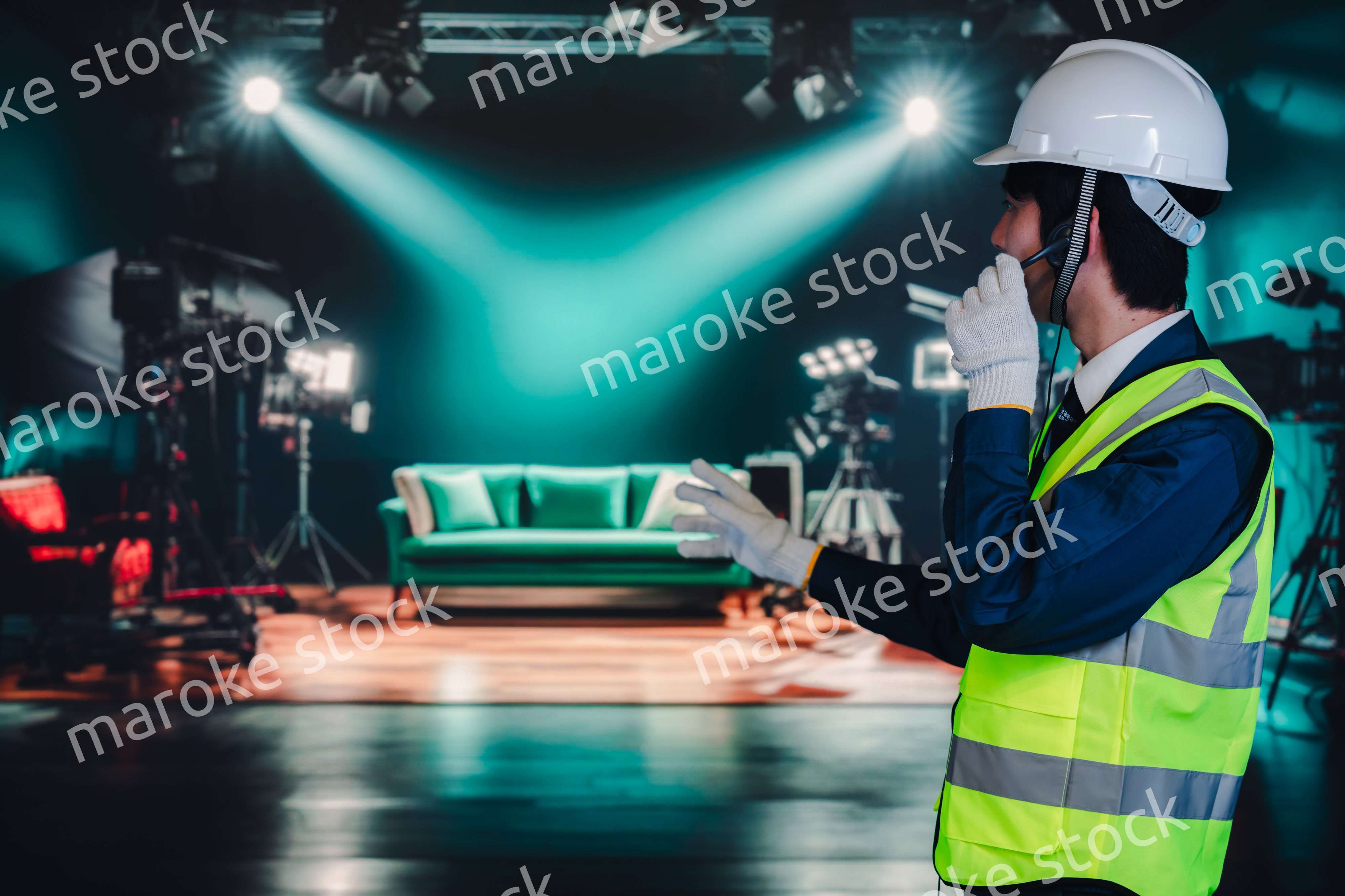 スタジオの大道具担当を務める若い男性