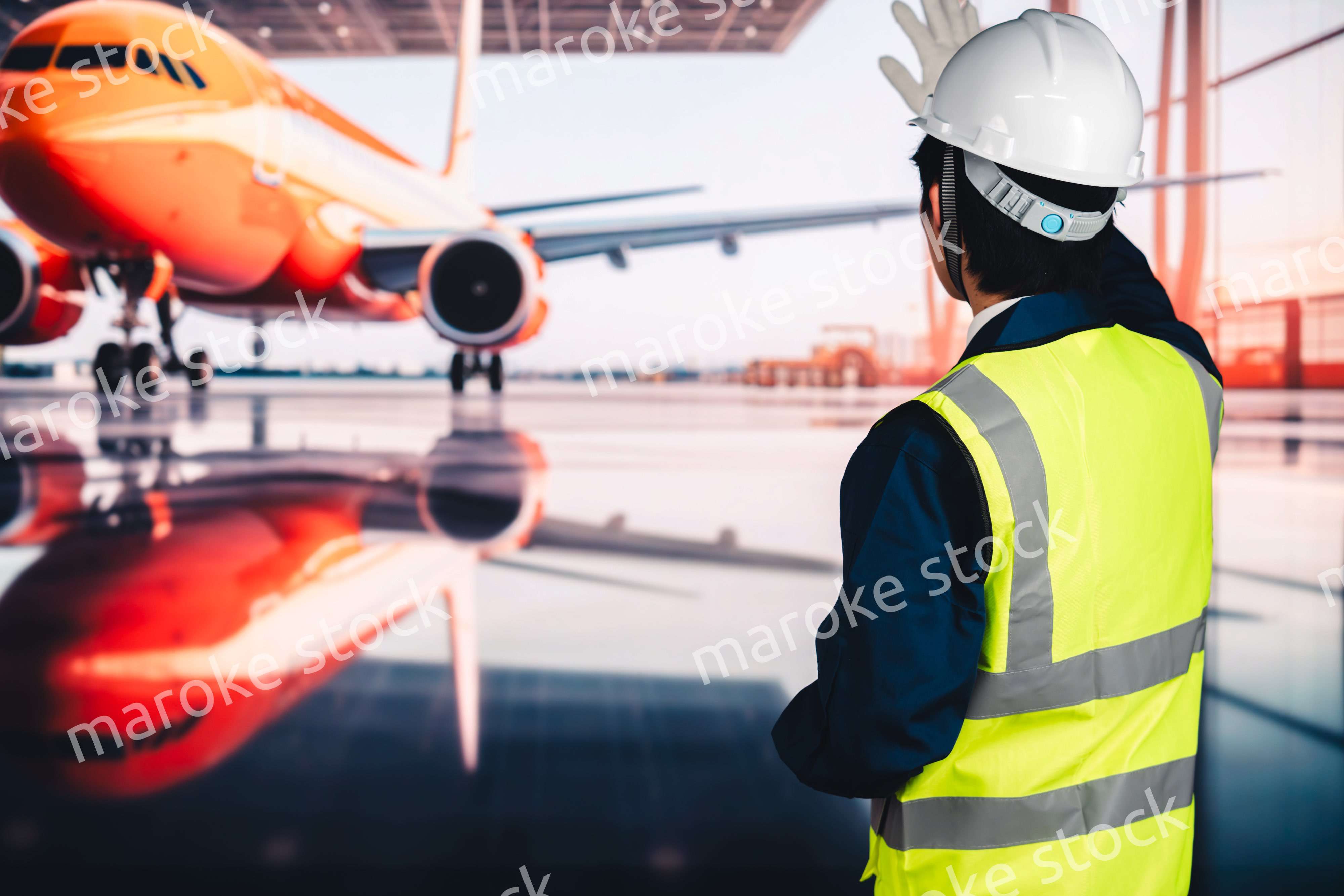 飛行機の格納庫で作業をする男性