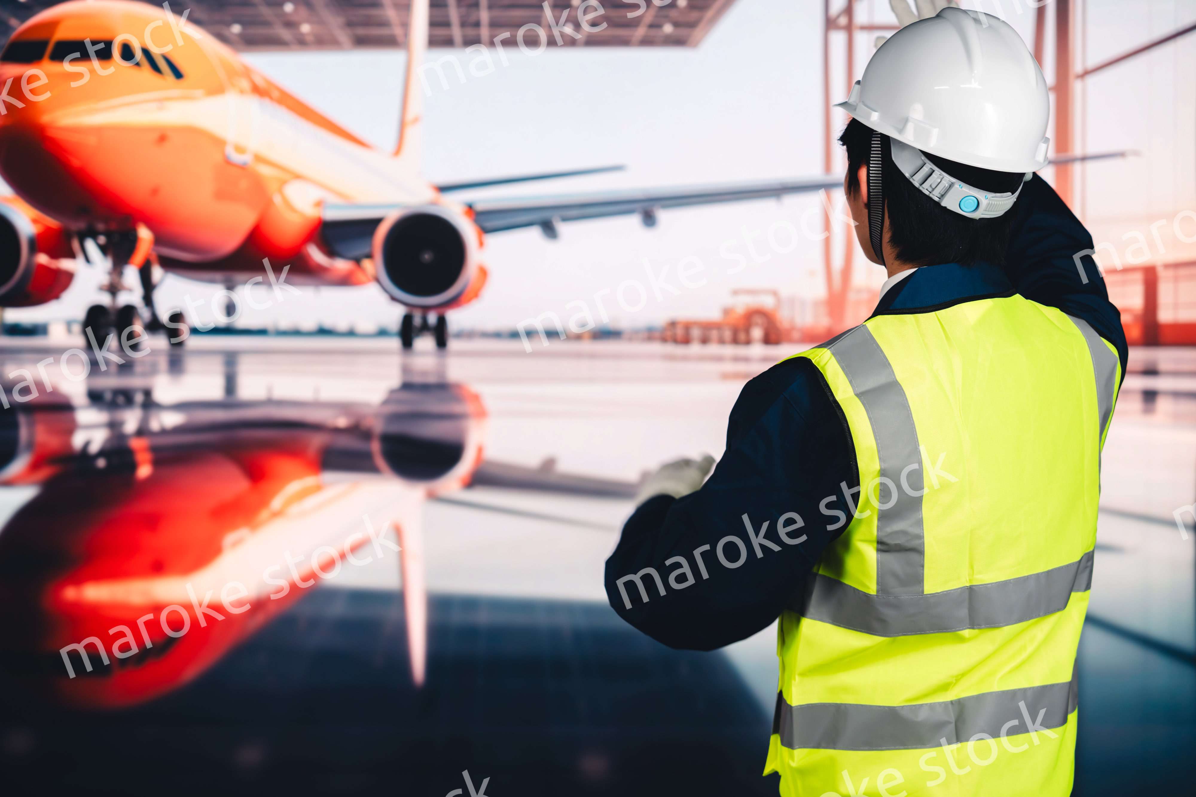 飛行機の格納庫で作業をする男性