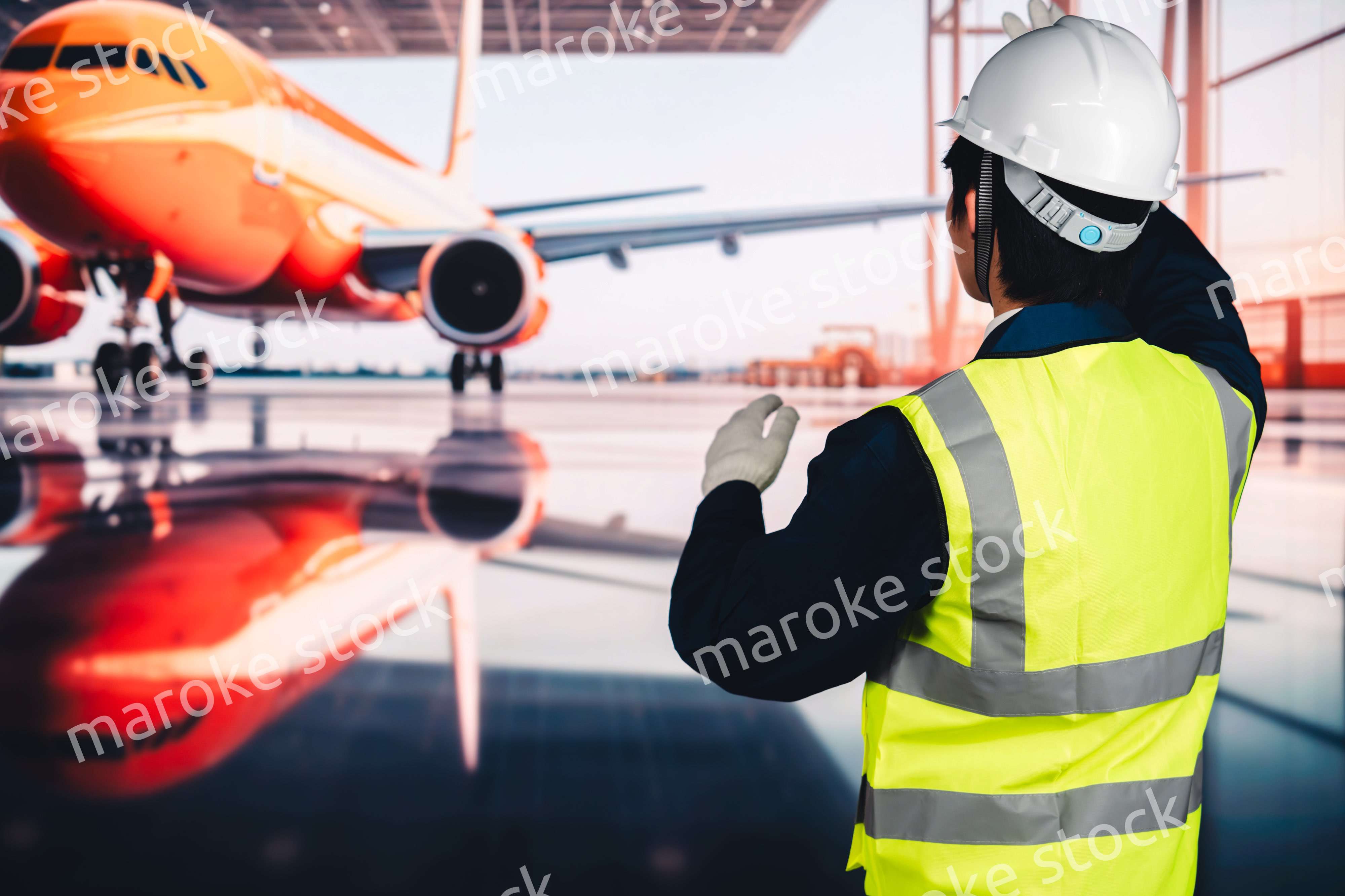 飛行機の格納庫で作業をする男性