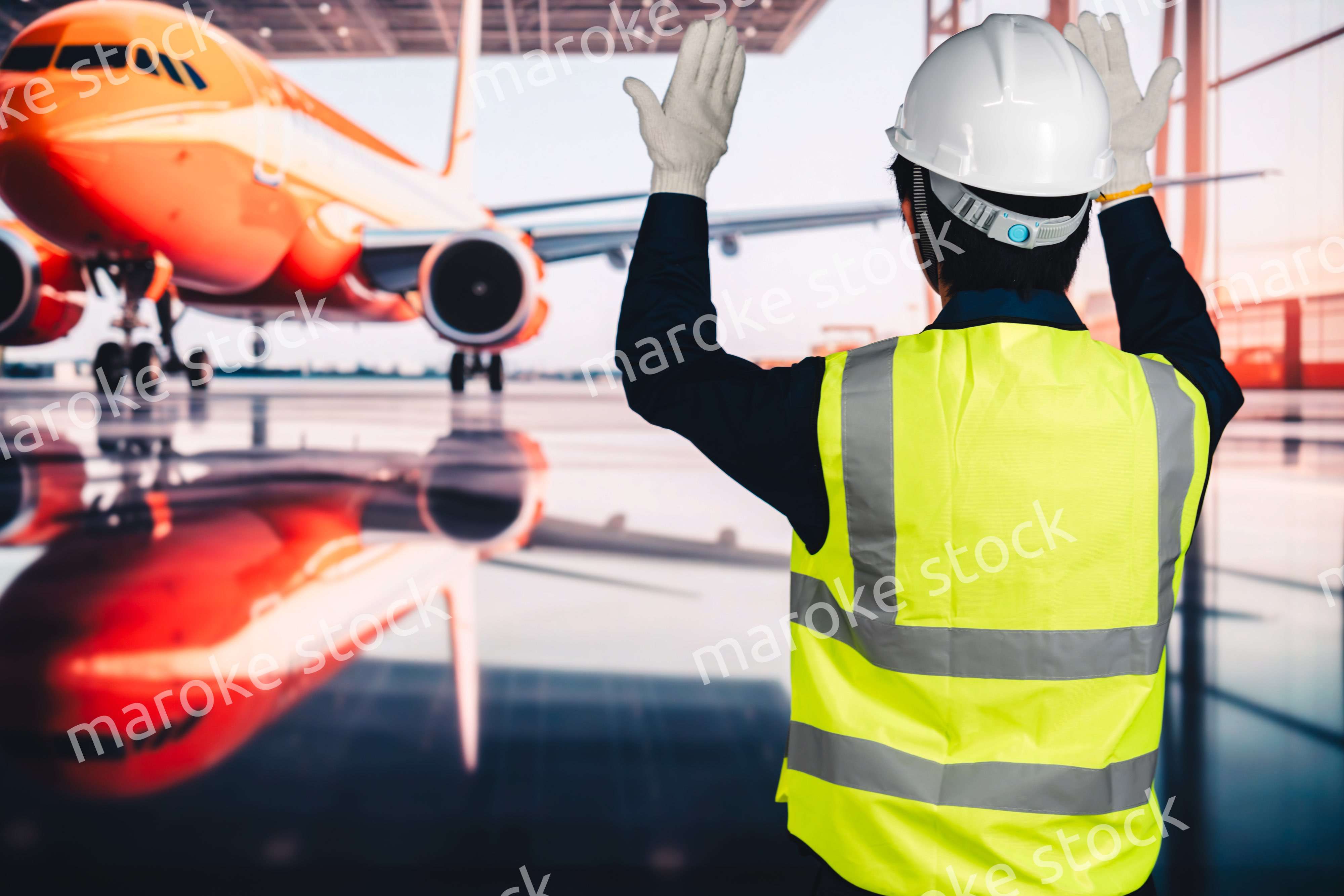 飛行機の格納庫で作業をする男性