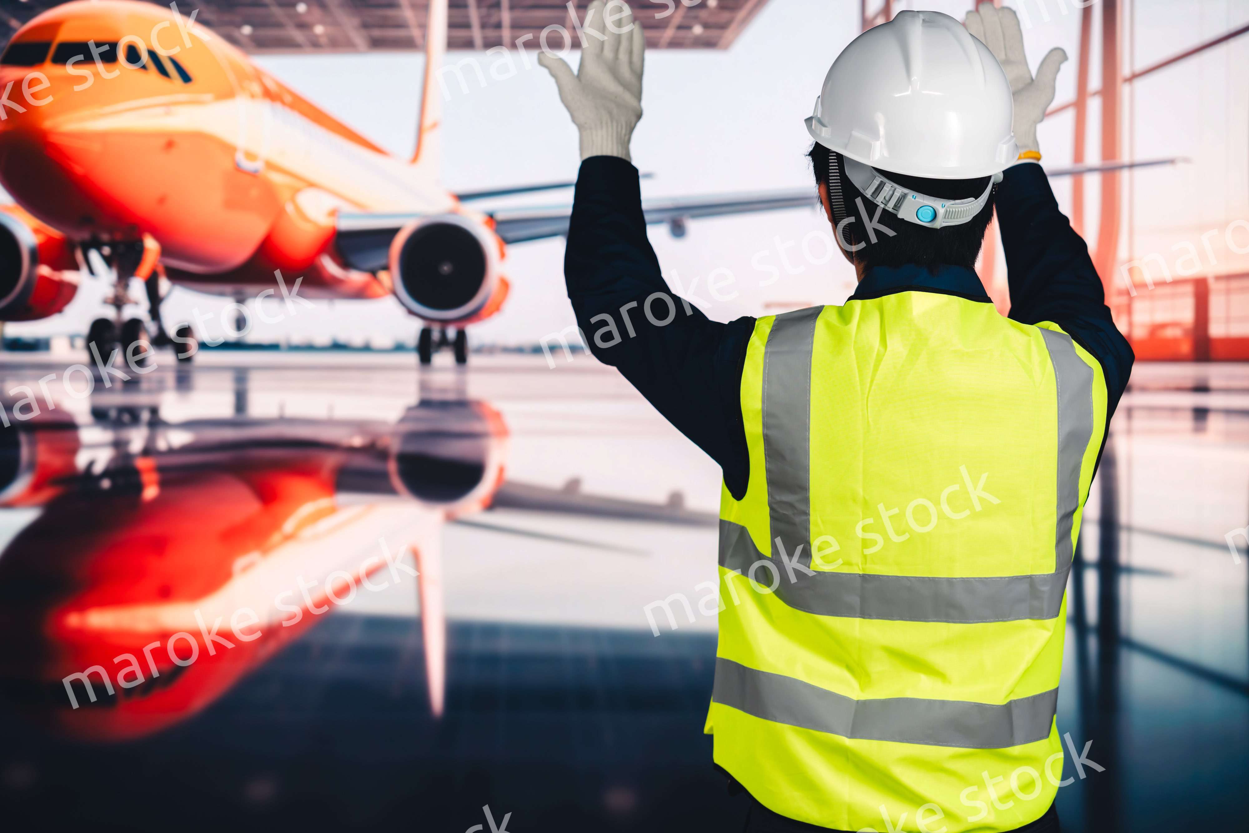 飛行機の格納庫で作業をする男性