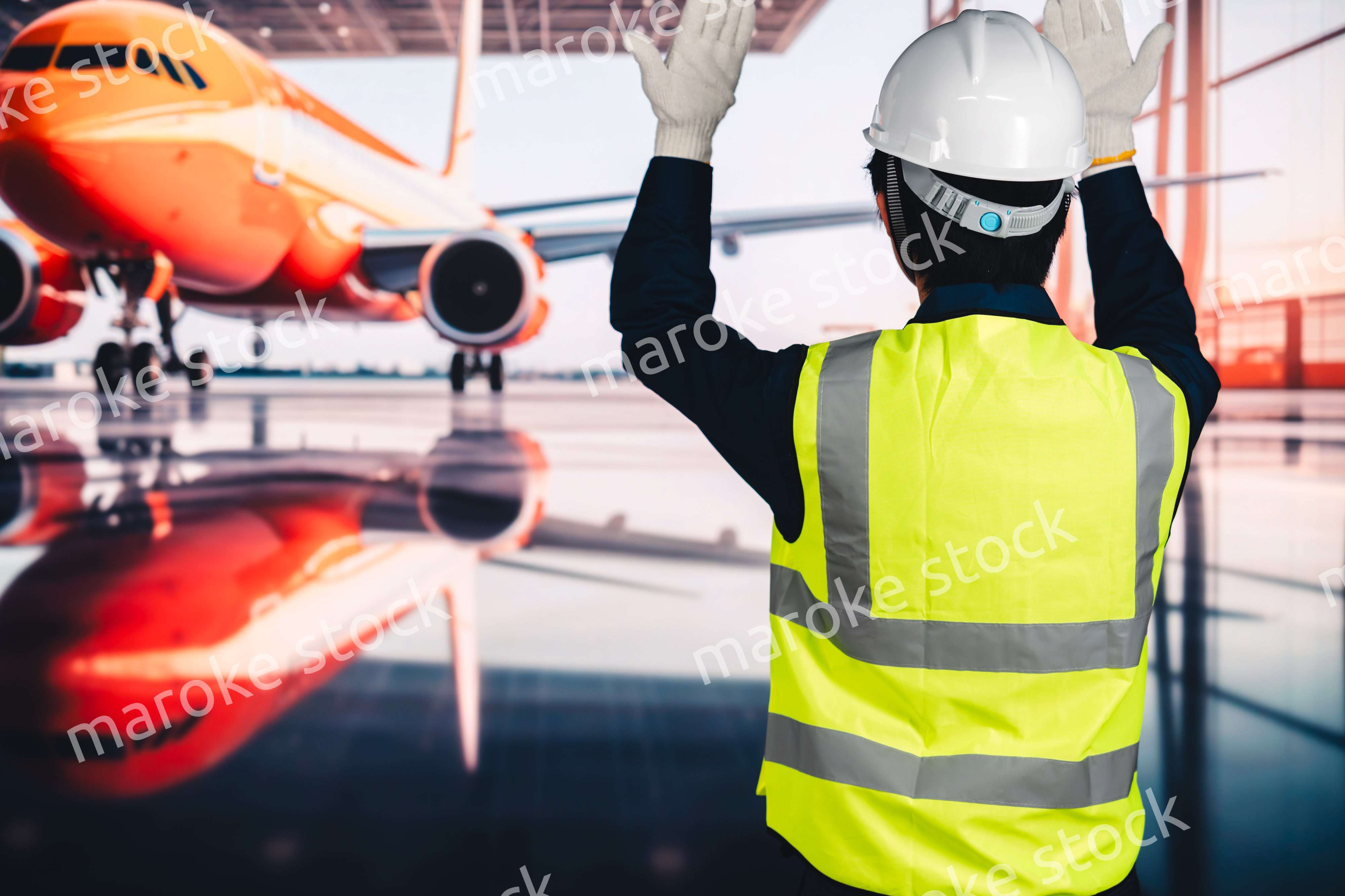 飛行機の格納庫で作業をする男性