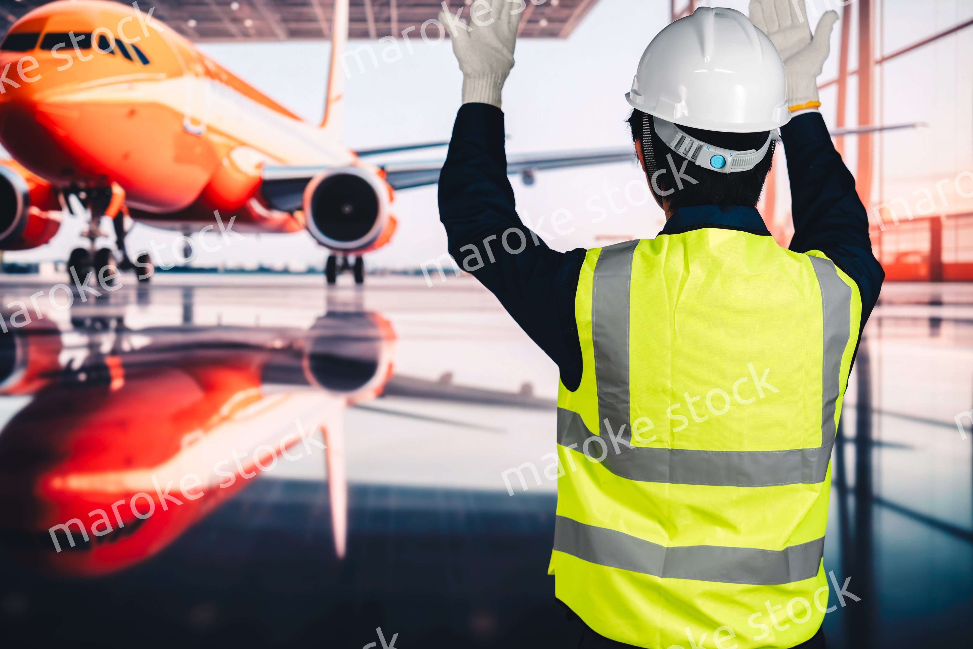 飛行機の格納庫で作業をする男性