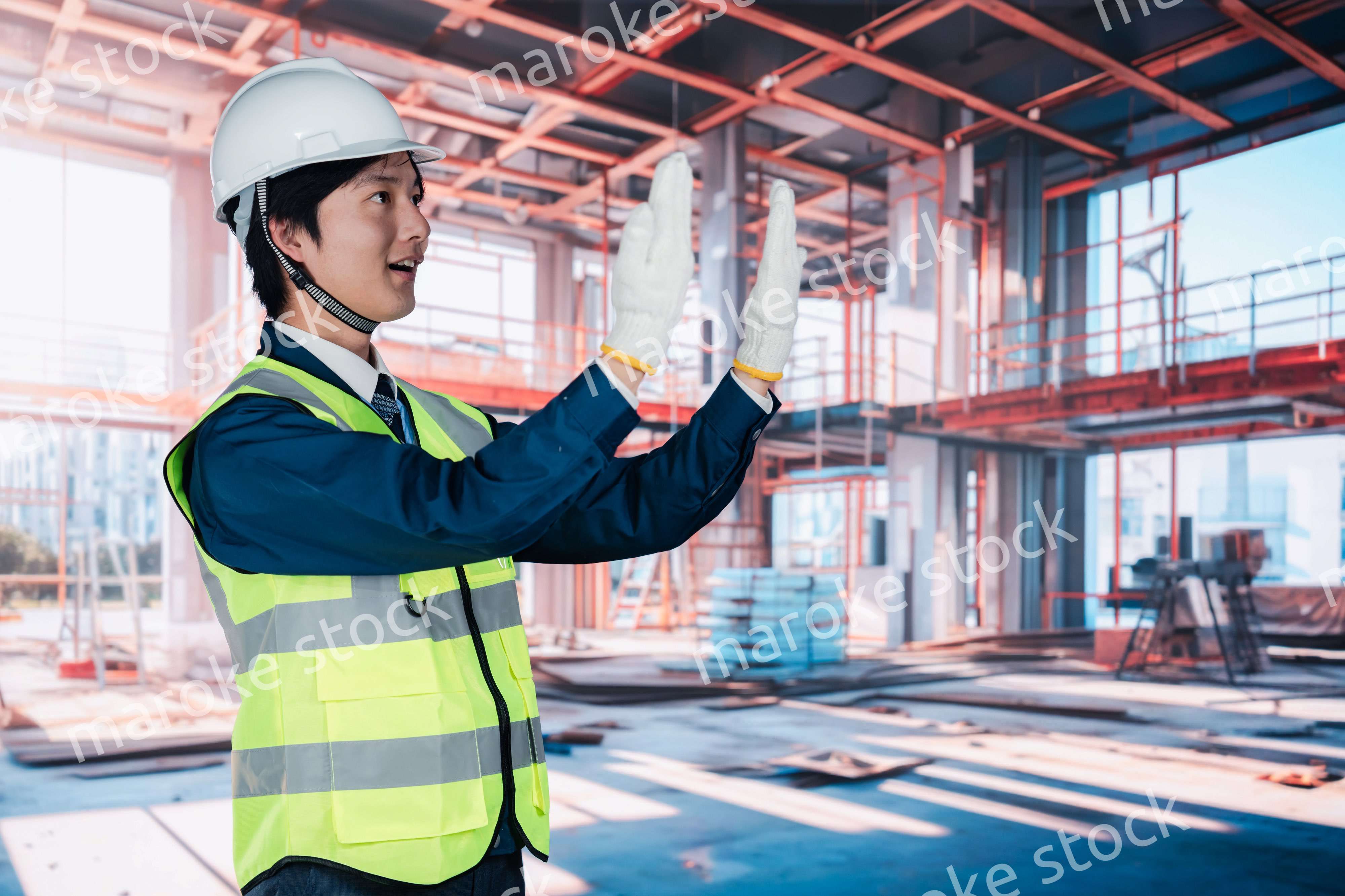 建築現場で働く若い男性