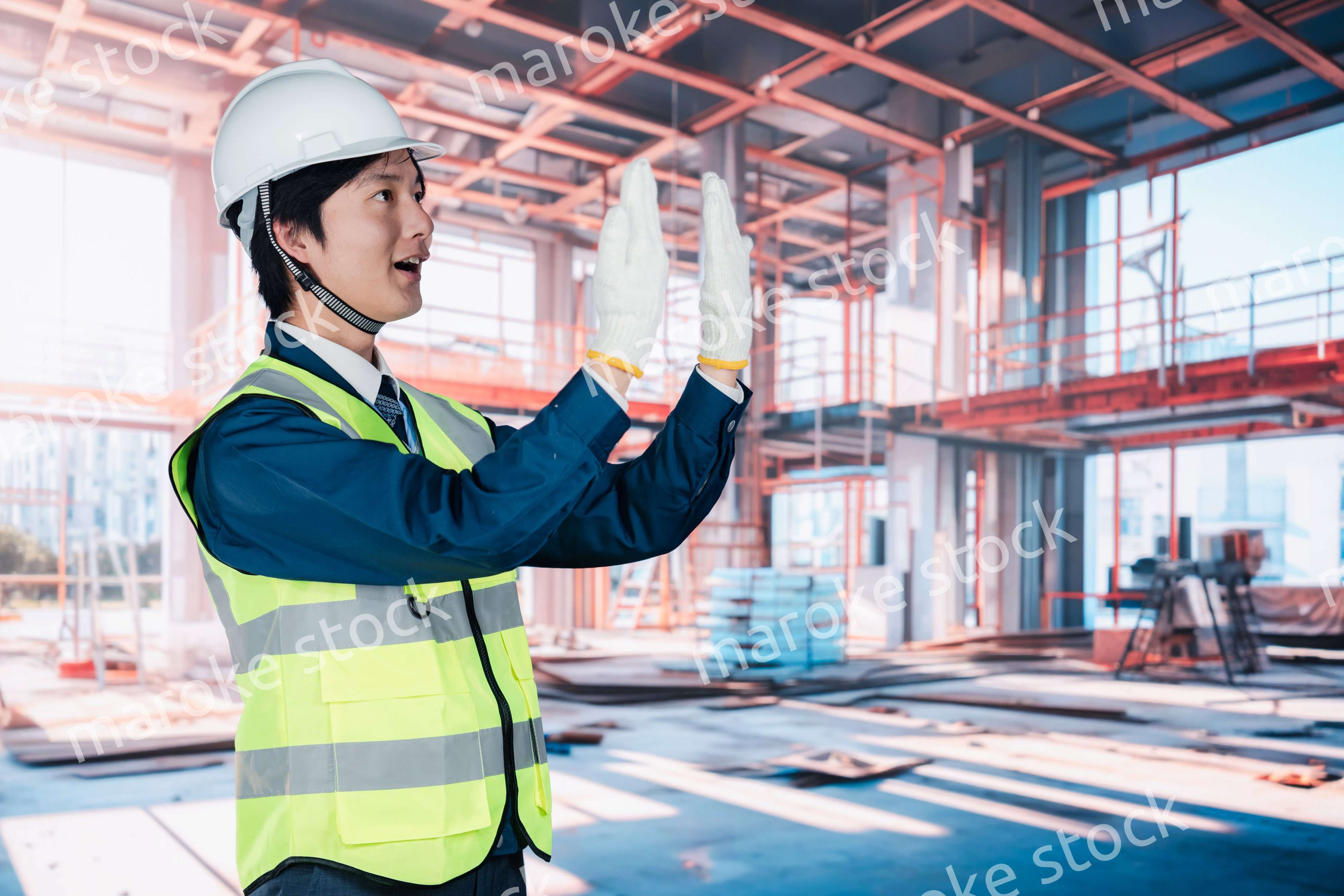 建築現場で働く若い男性