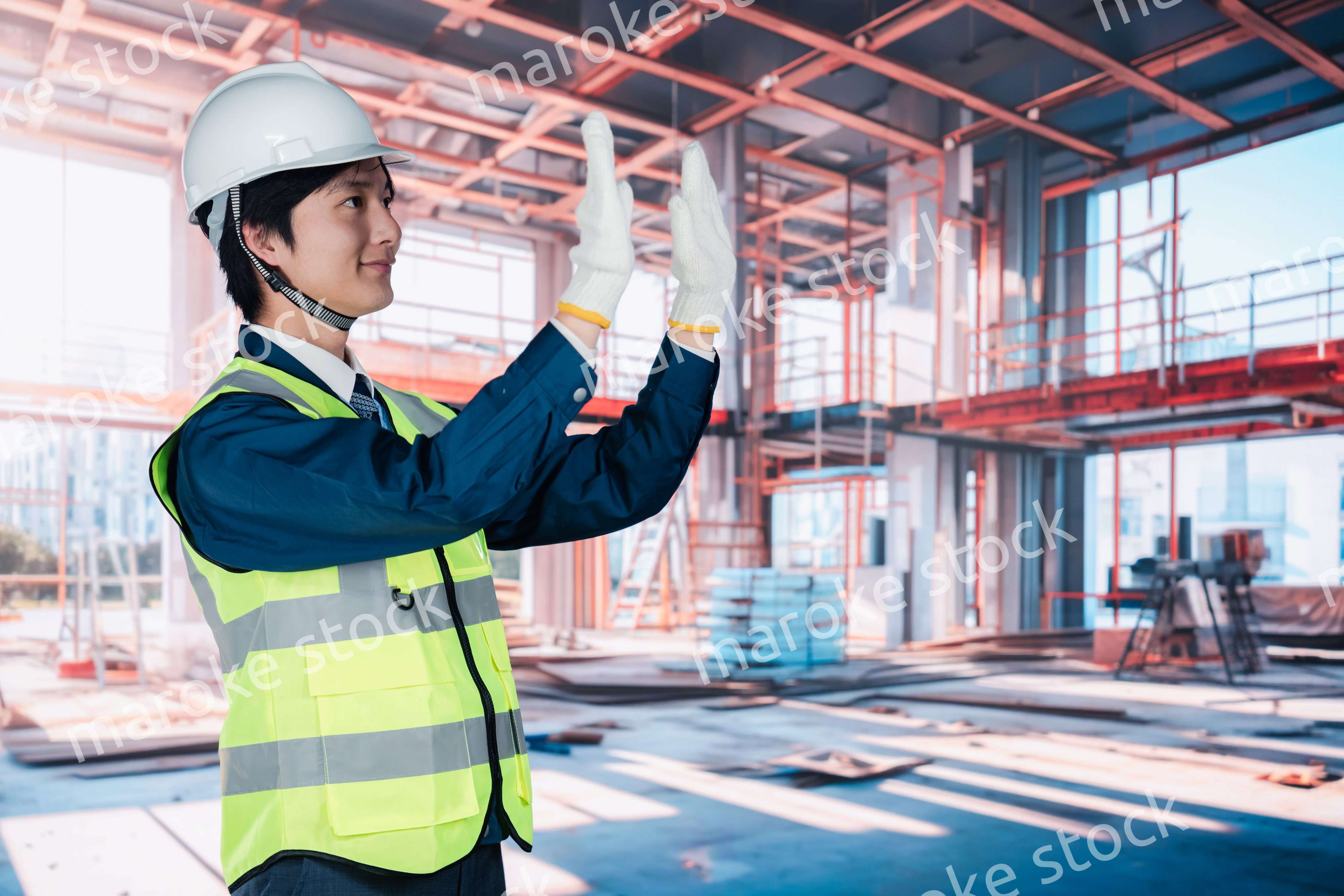 建築現場で働く若い男性