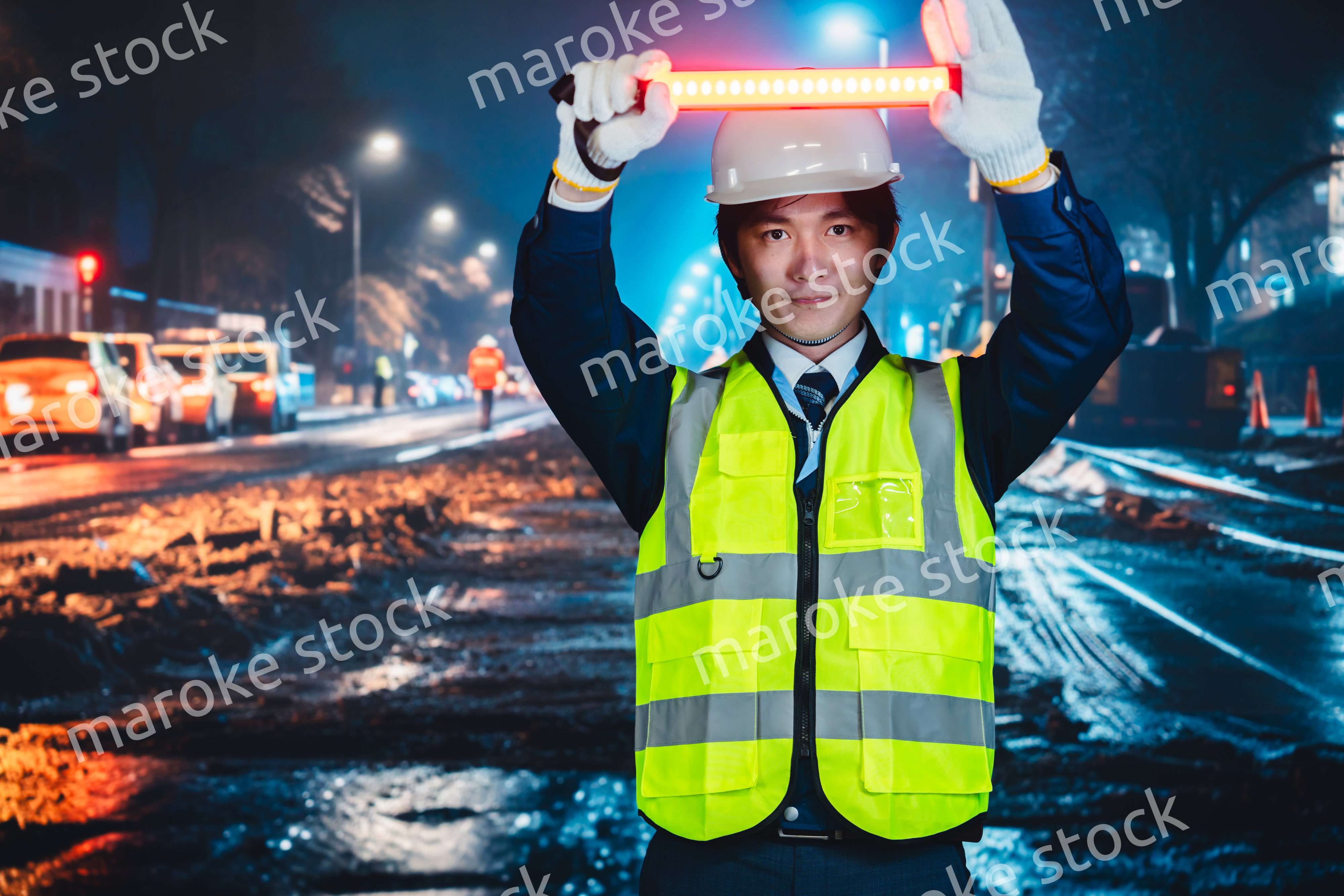 道路で案内をする警備員