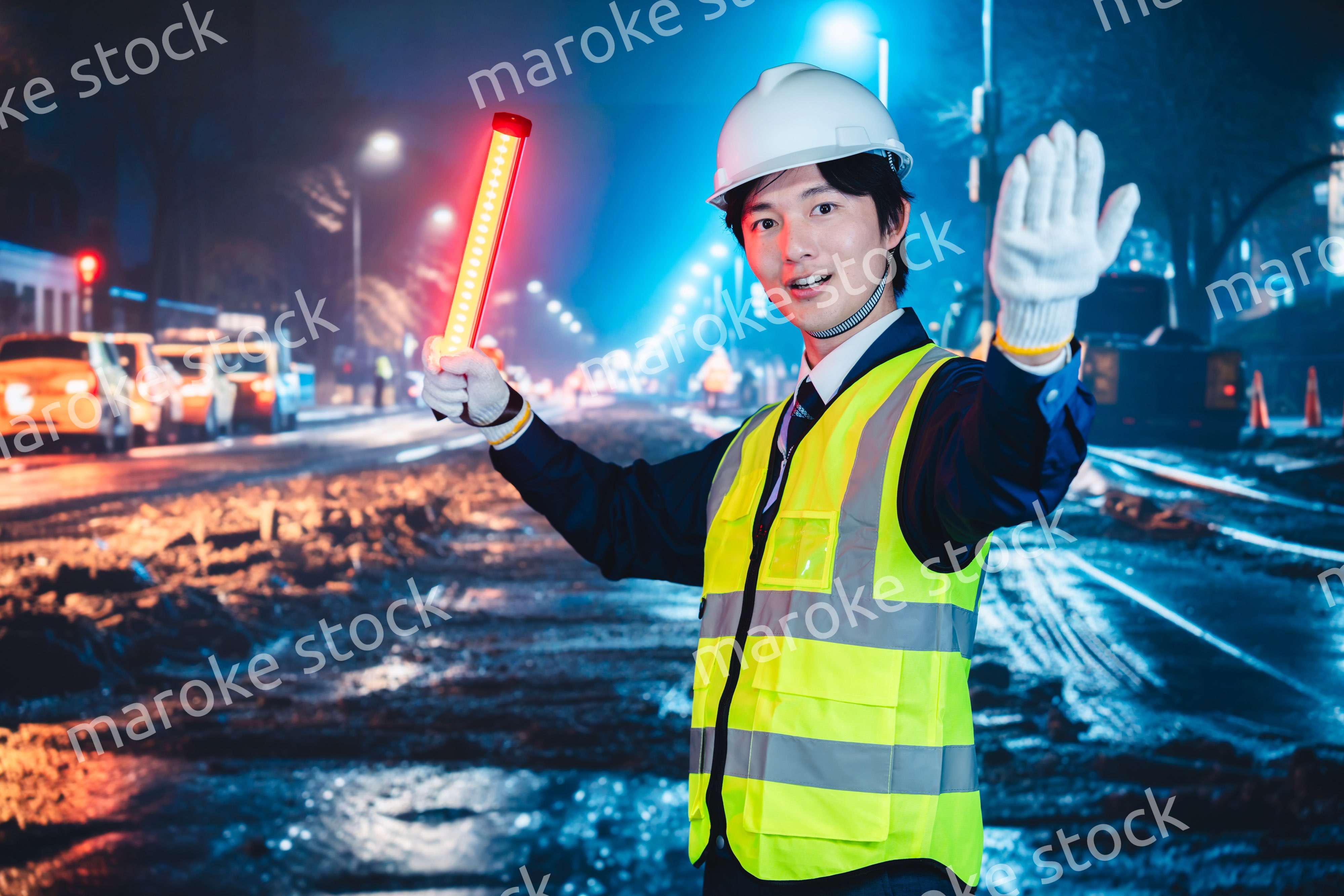 道路で案内をする警備員