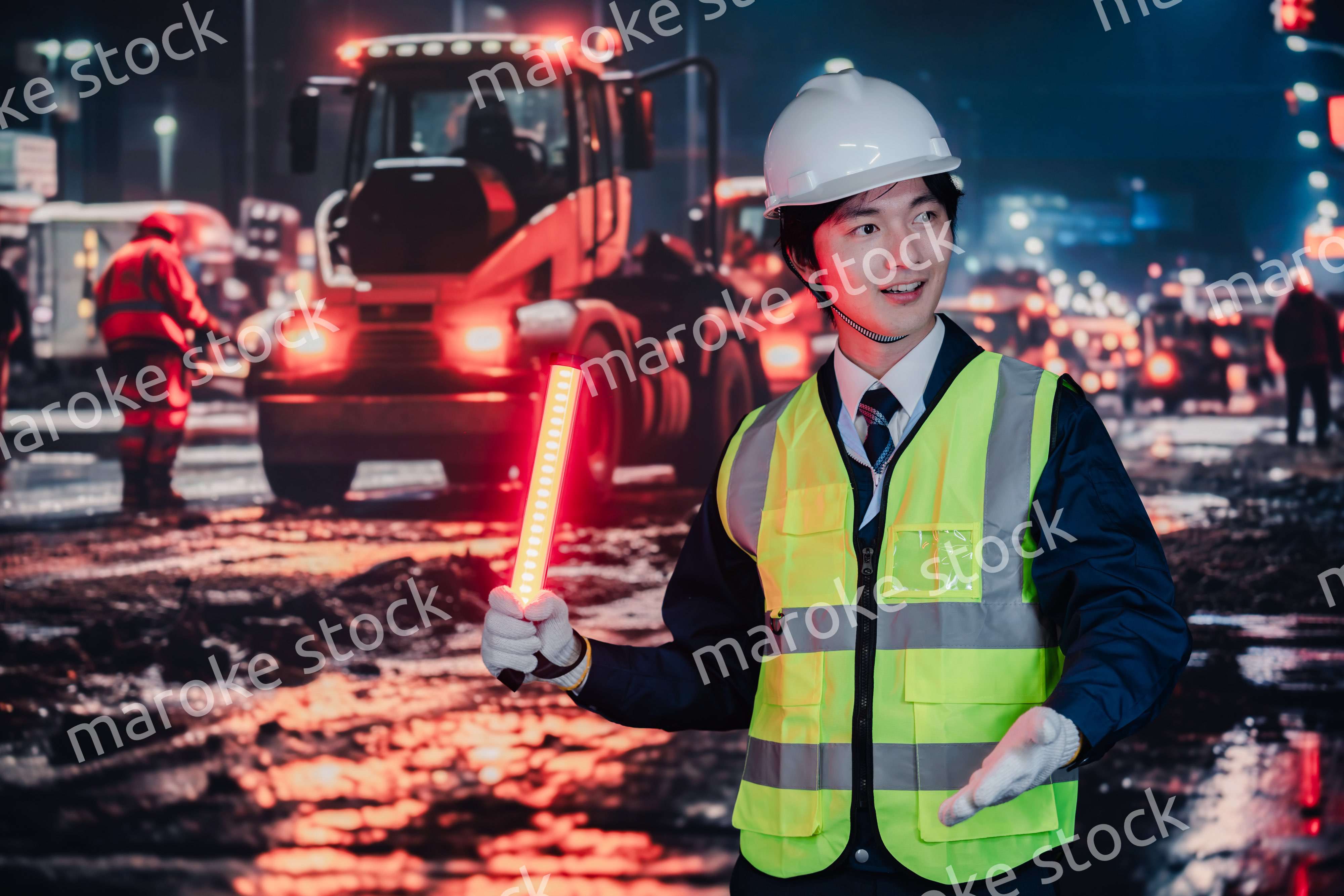 道路で交通整理をする警備員