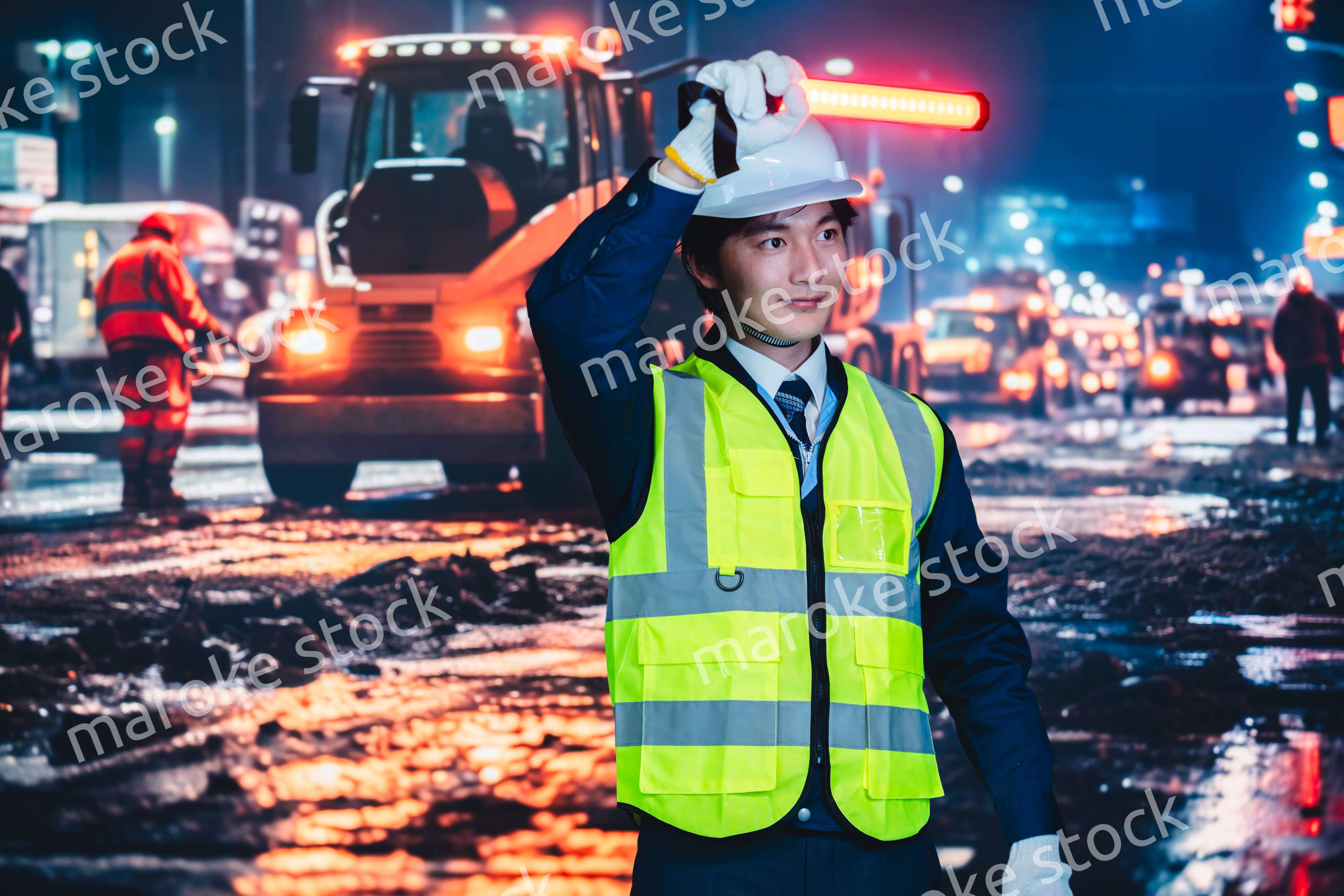 道路で案内をする警備員