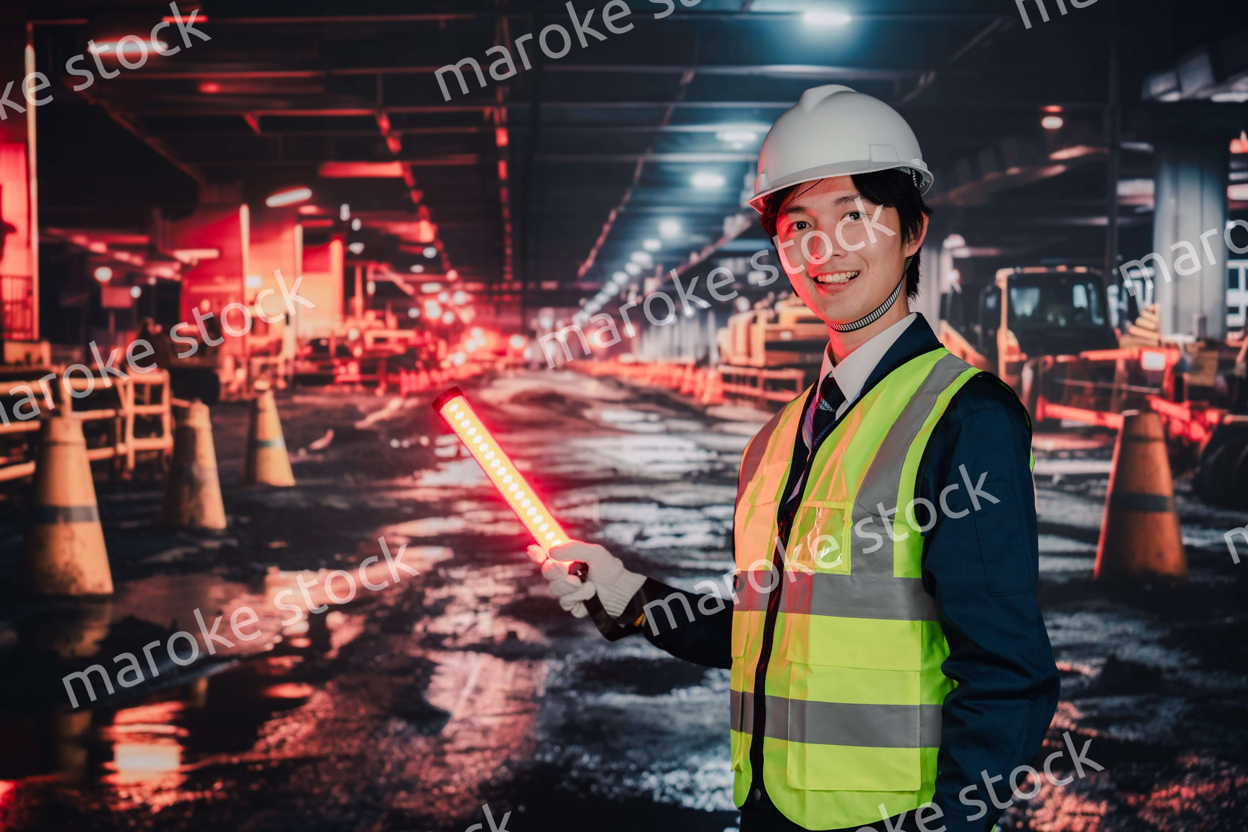 道路で交通整理をする警備員