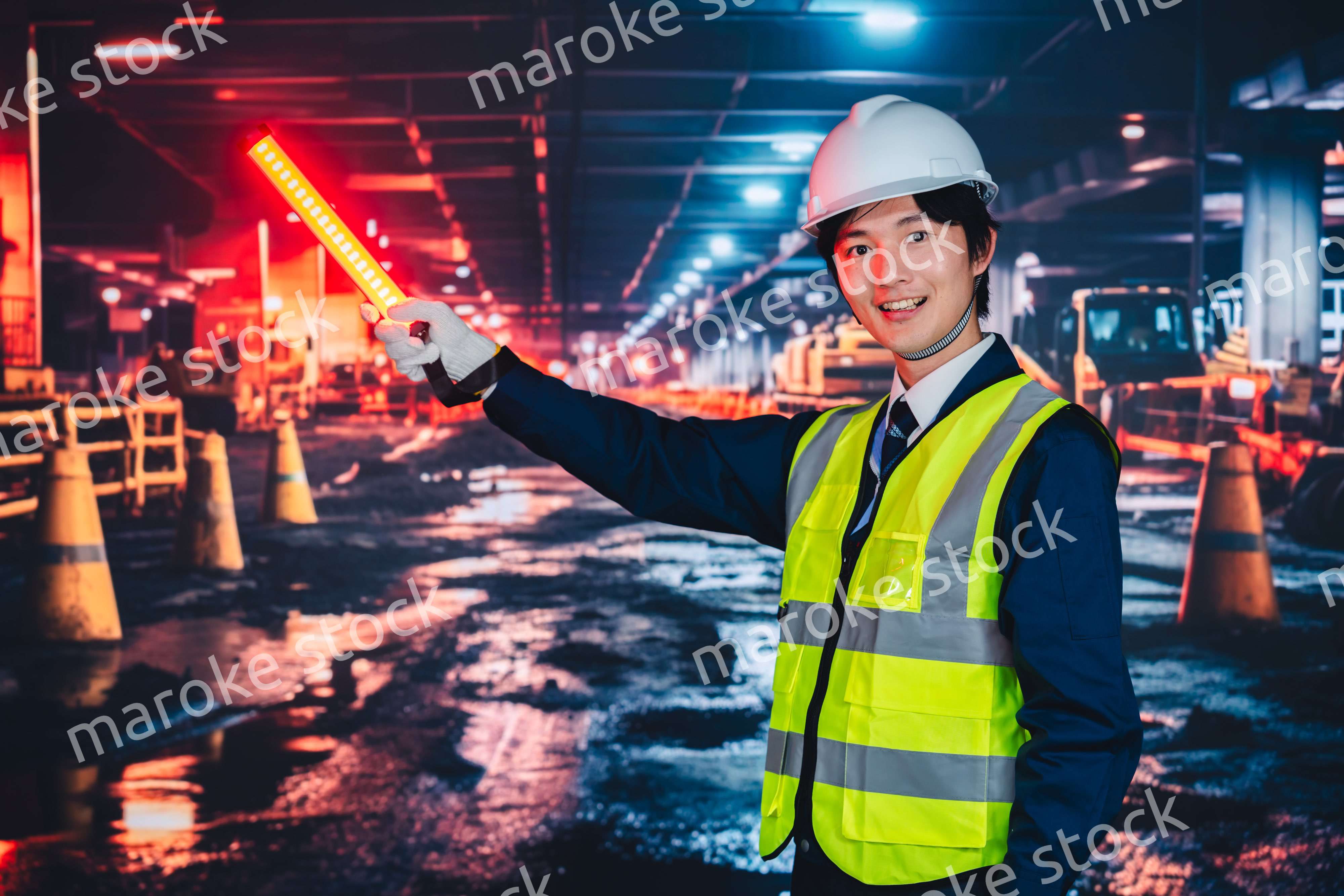 道路で案内をする警備員