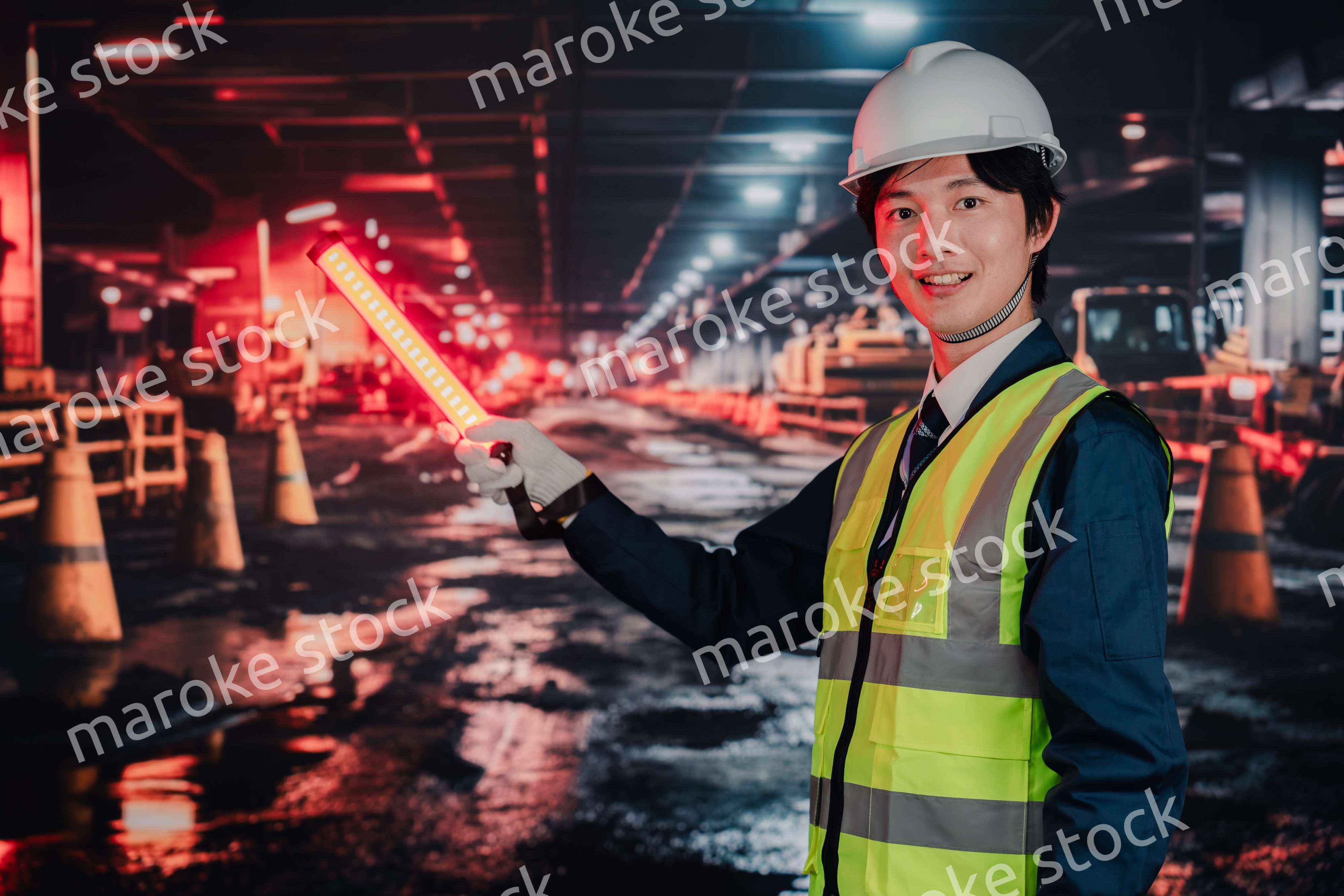 道路で交通整理をする警備員