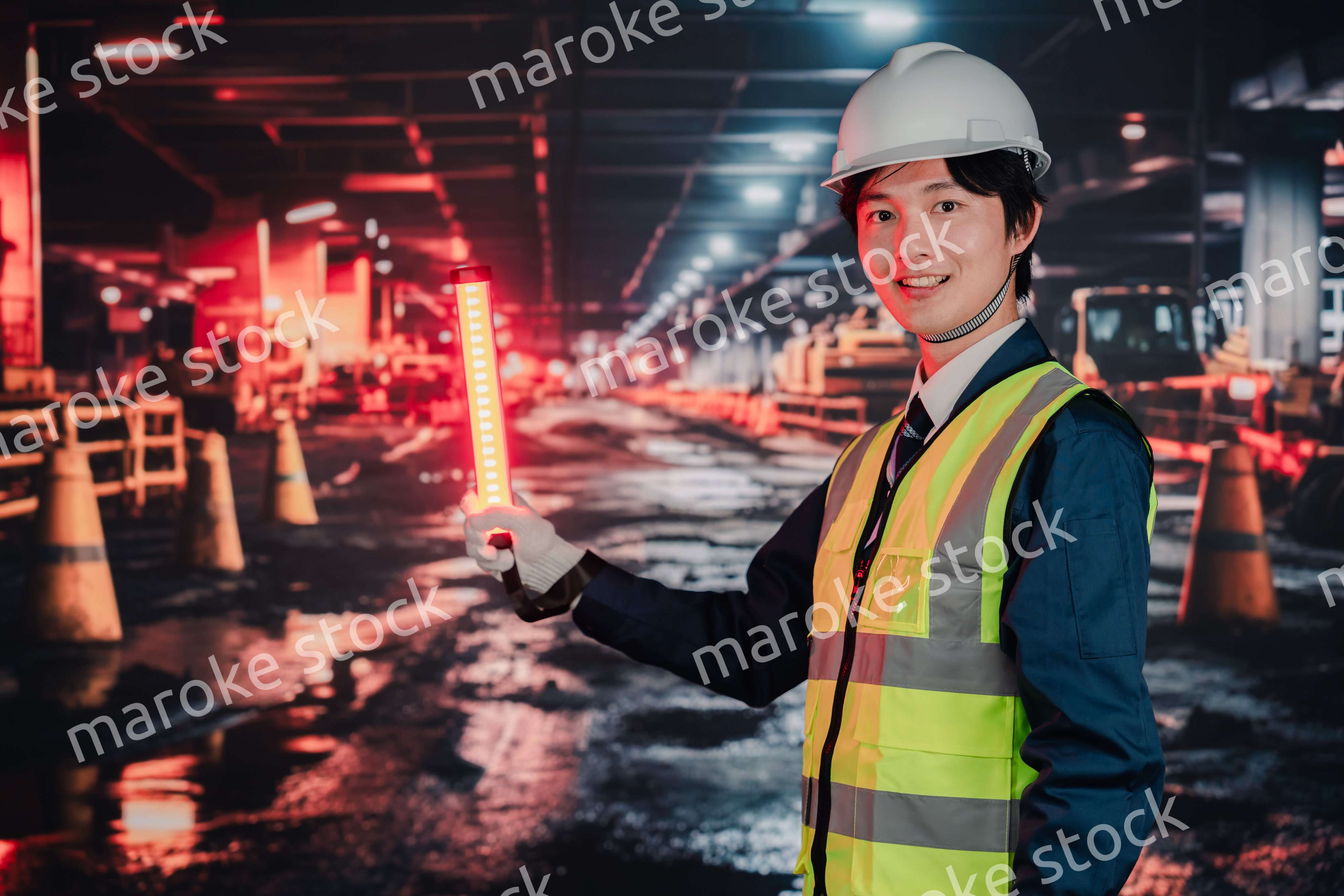 道路で交通整理をする警備員