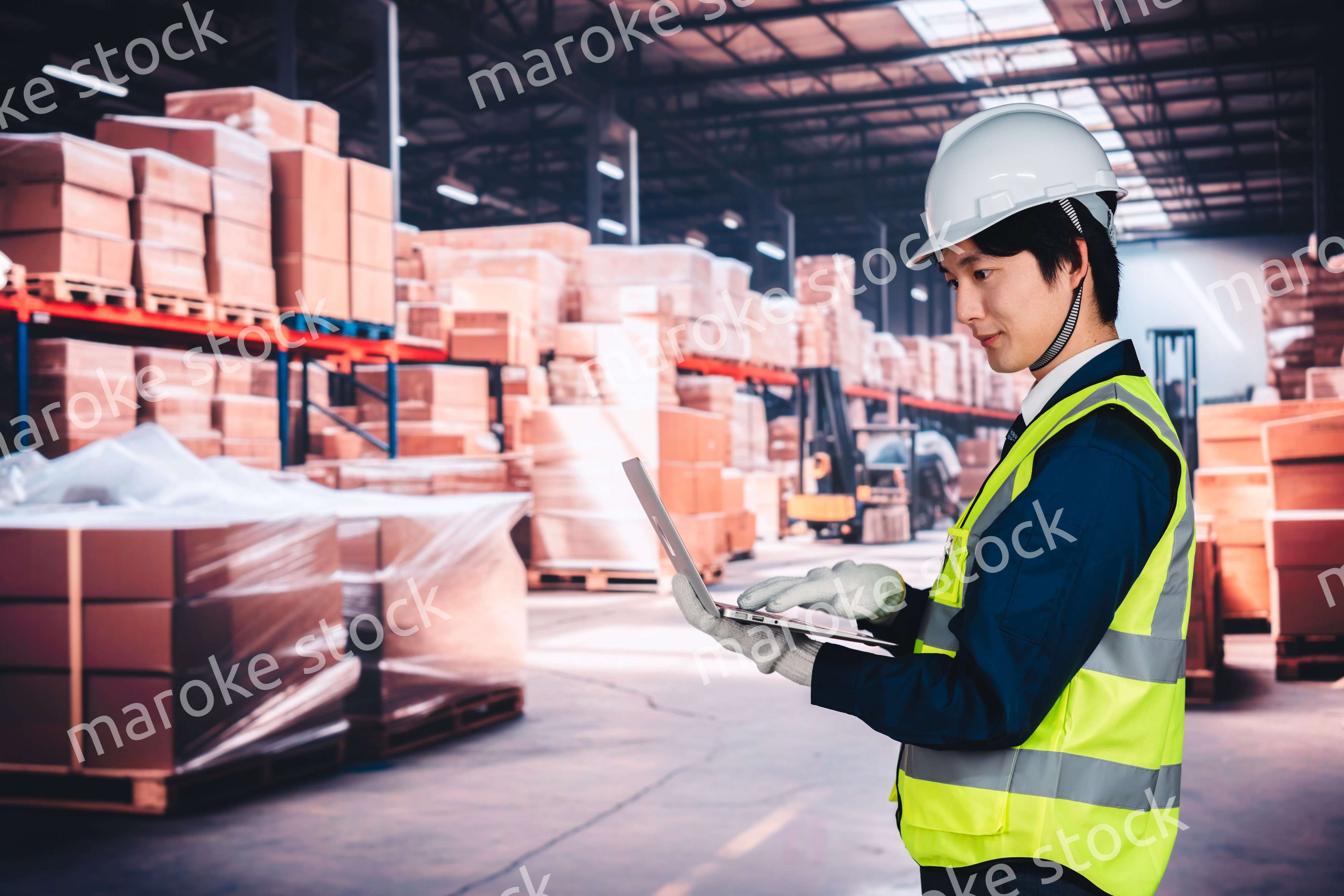 物流倉庫で在庫の管理をする男性作業員