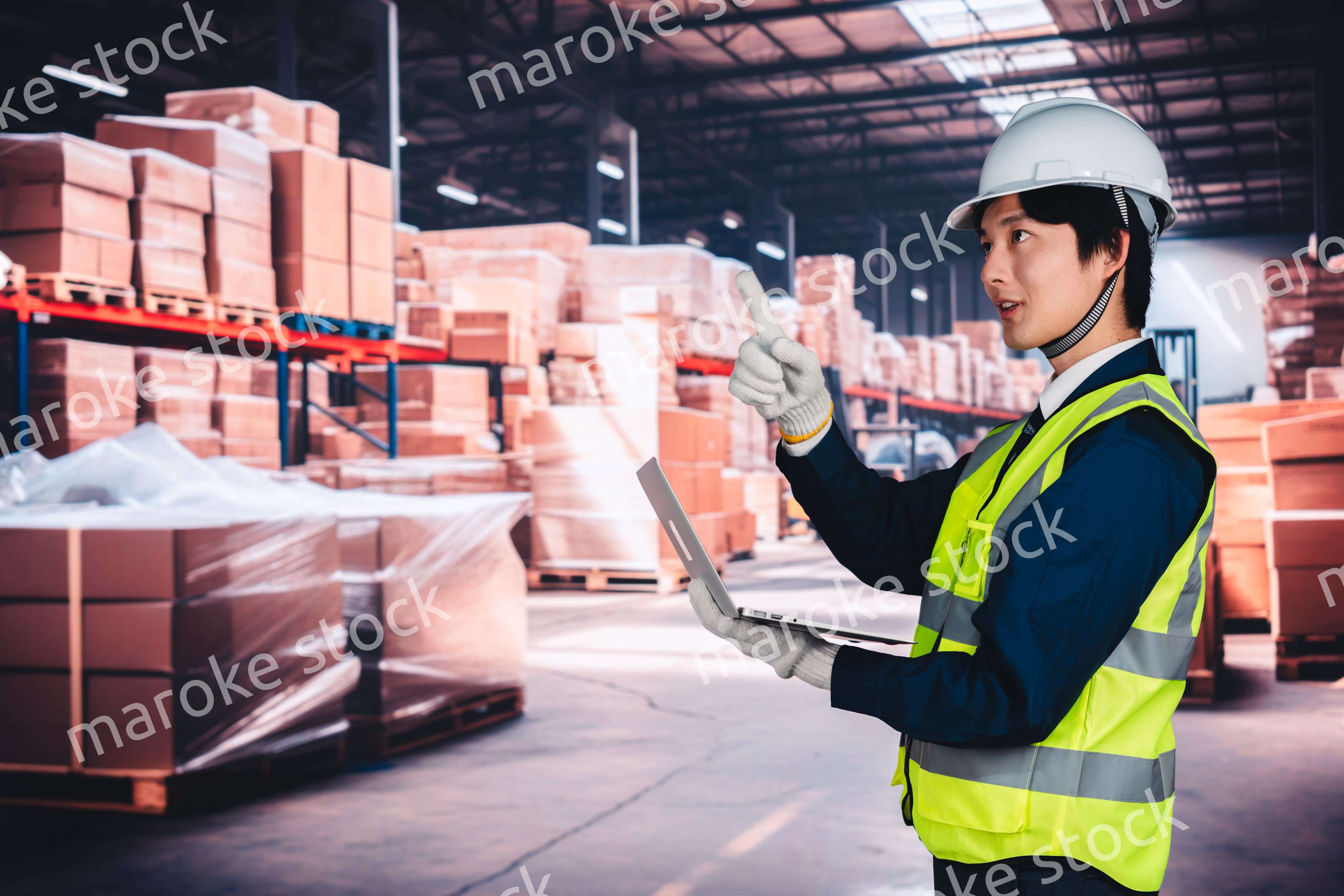 物流倉庫で在庫の管理をする男性作業員