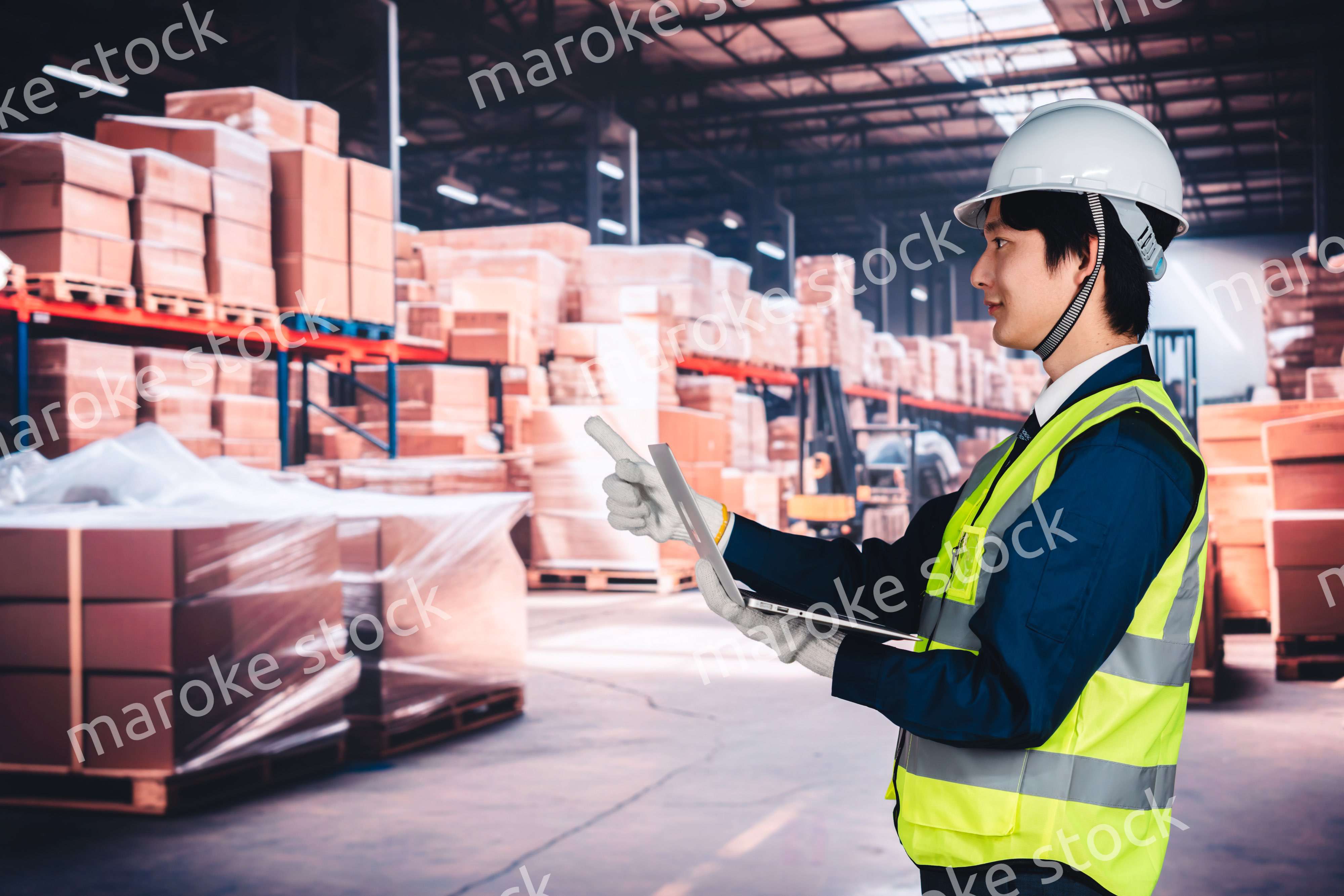 物流倉庫で在庫の管理をする男性作業員