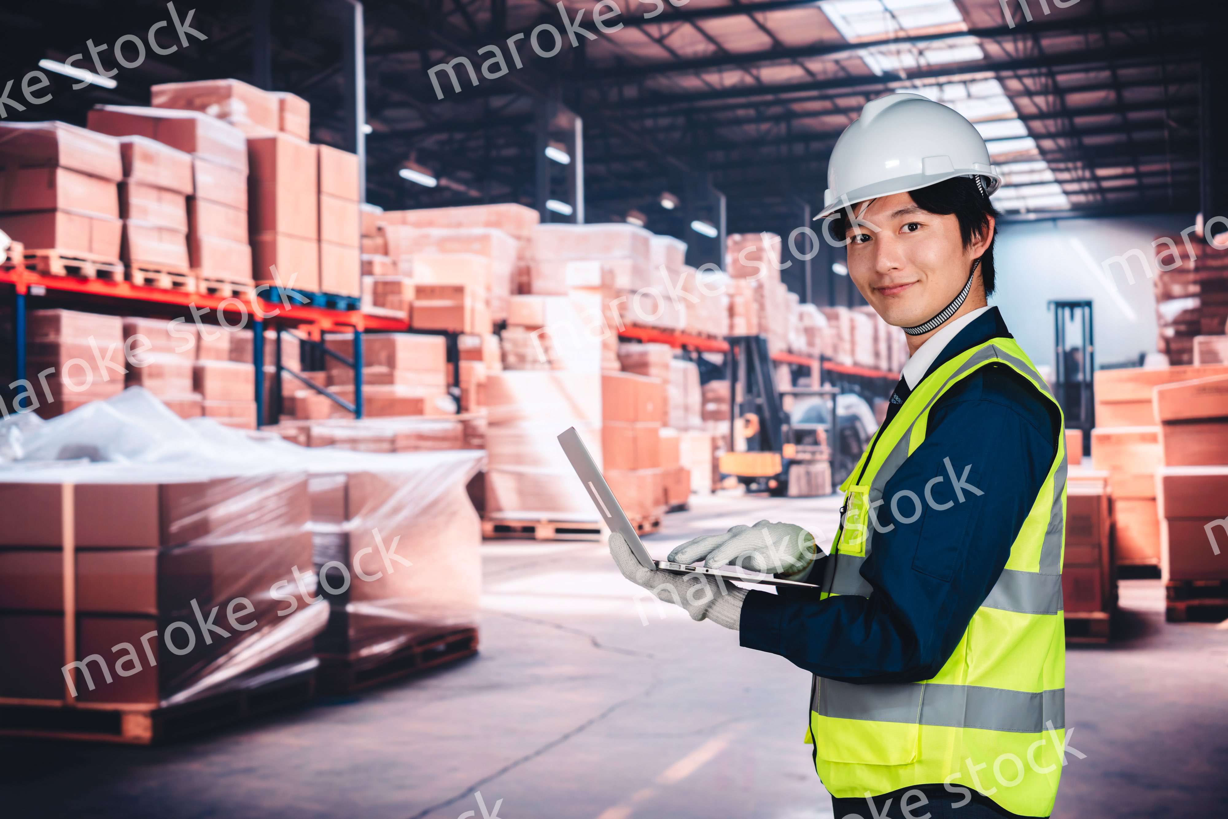物流倉庫で在庫の管理をする男性作業員