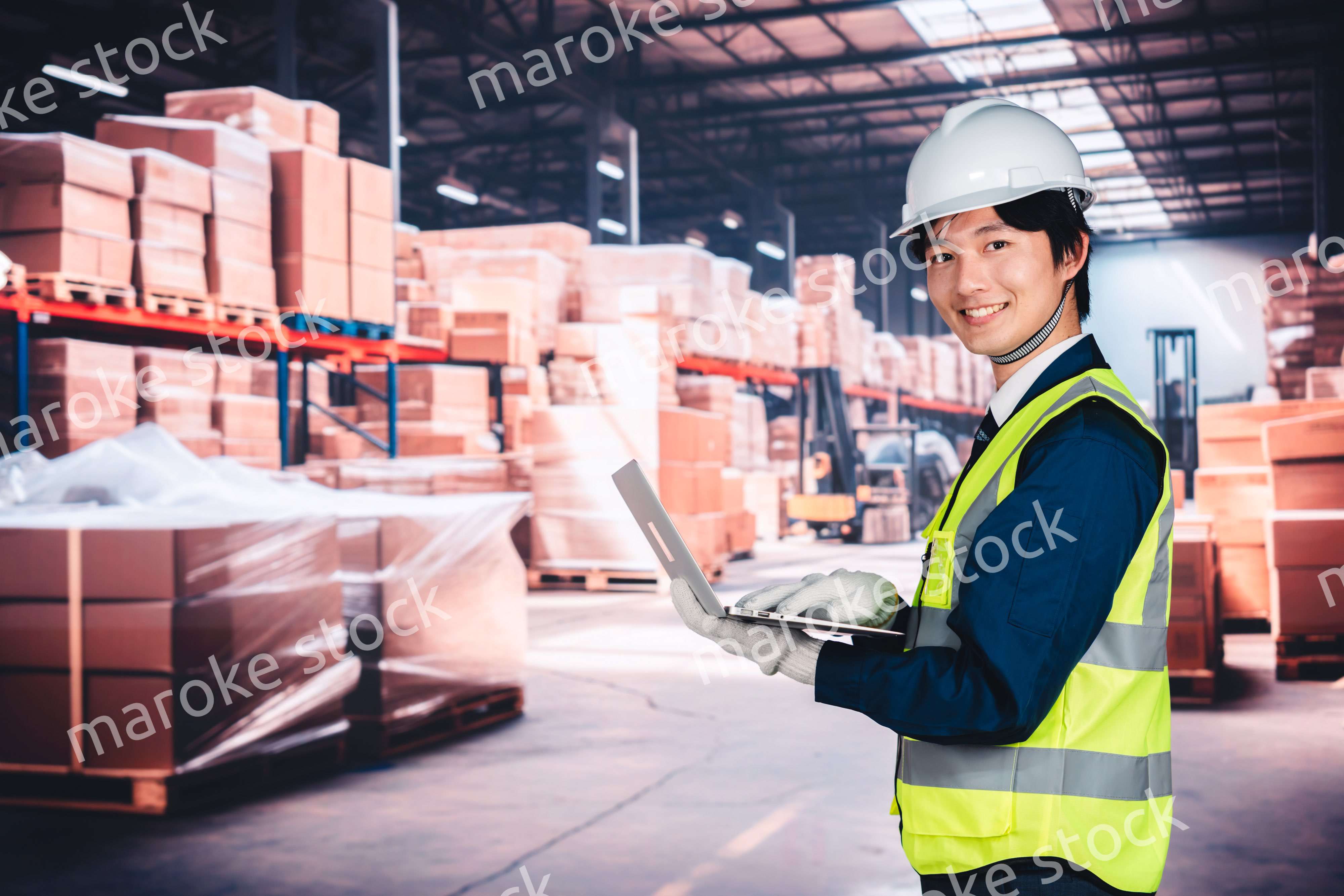物流倉庫で在庫の管理をする男性作業員