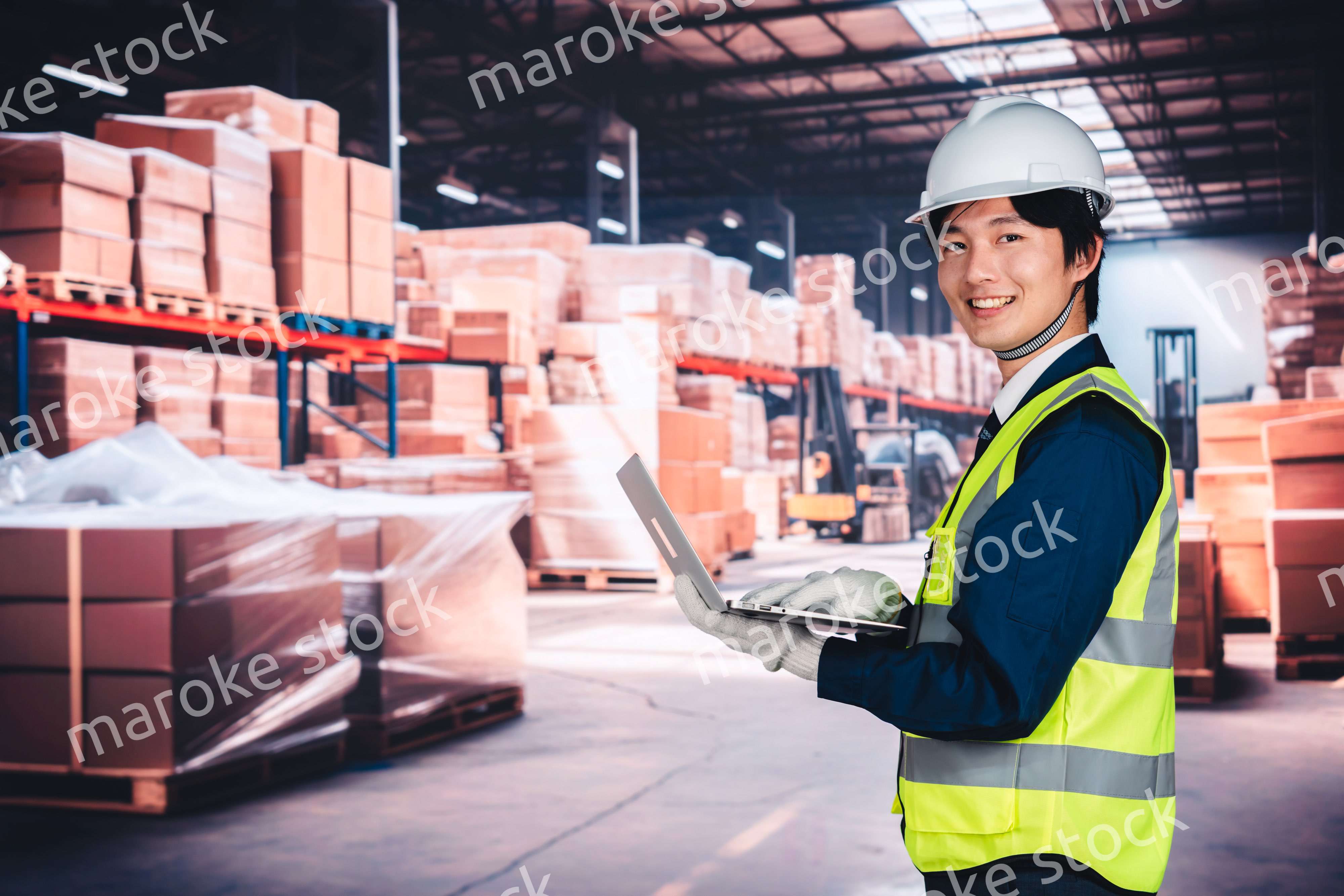 物流倉庫で在庫の管理をする男性作業員