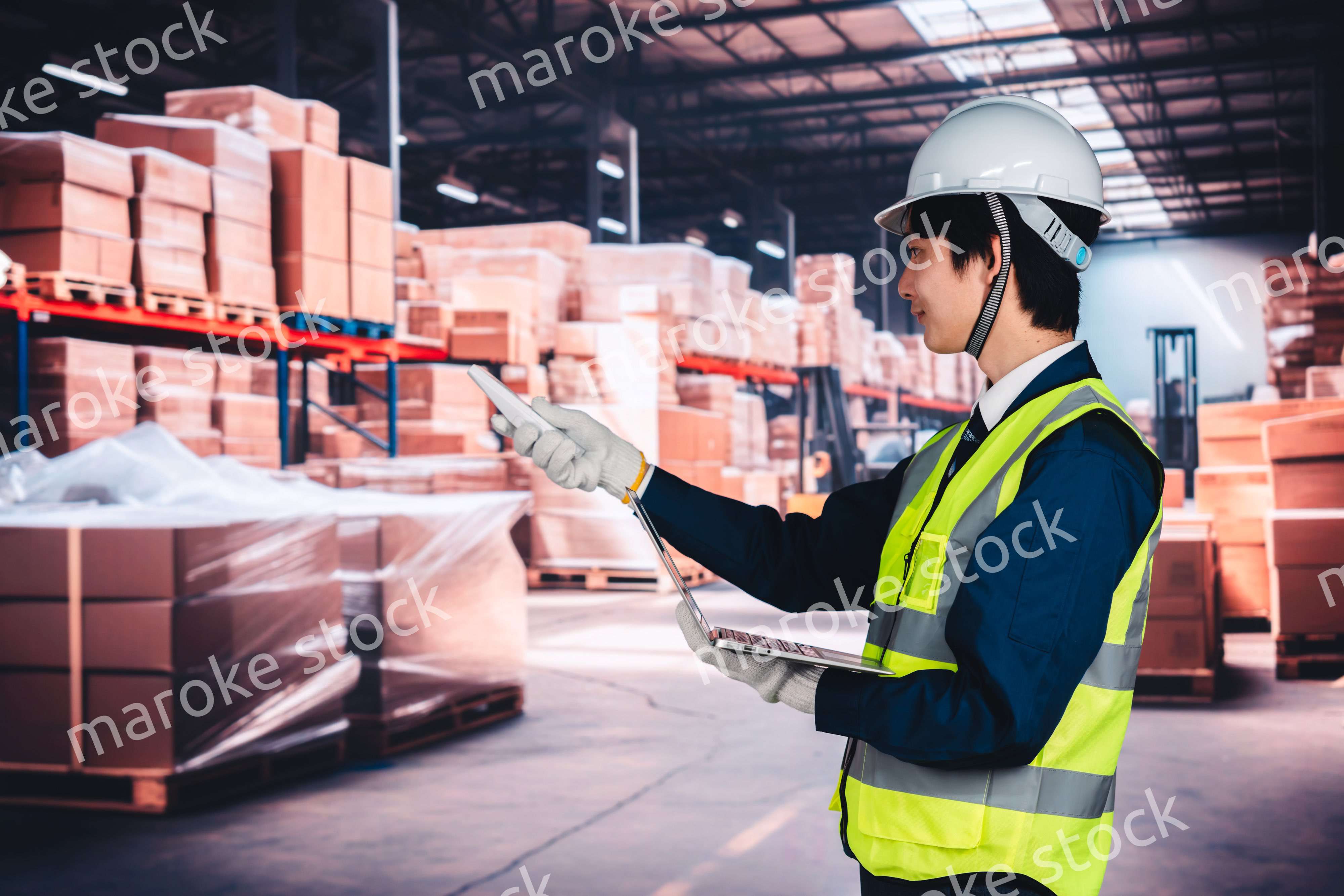 物流倉庫で在庫の管理をする男性作業員