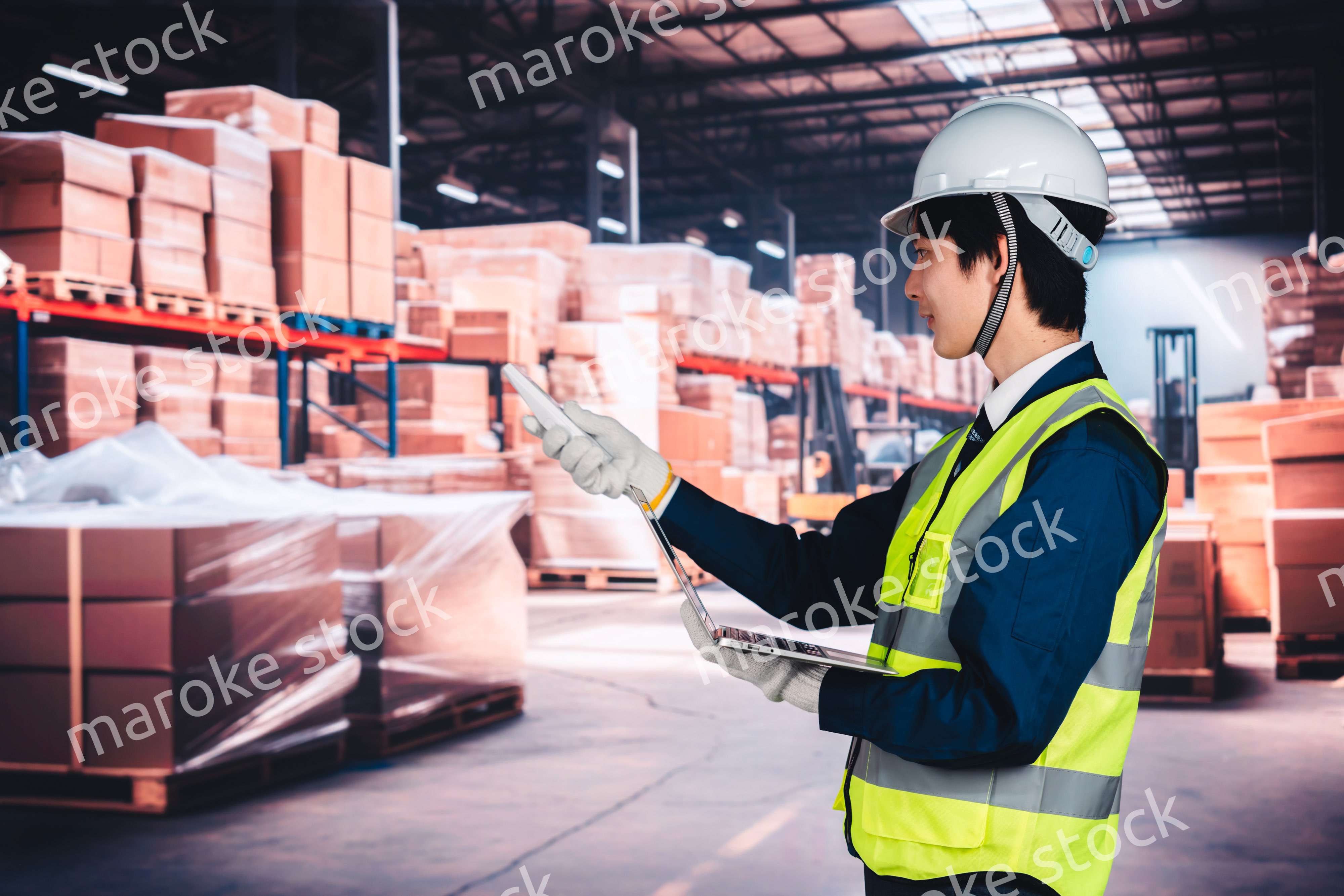 物流倉庫で在庫の管理をする男性作業員