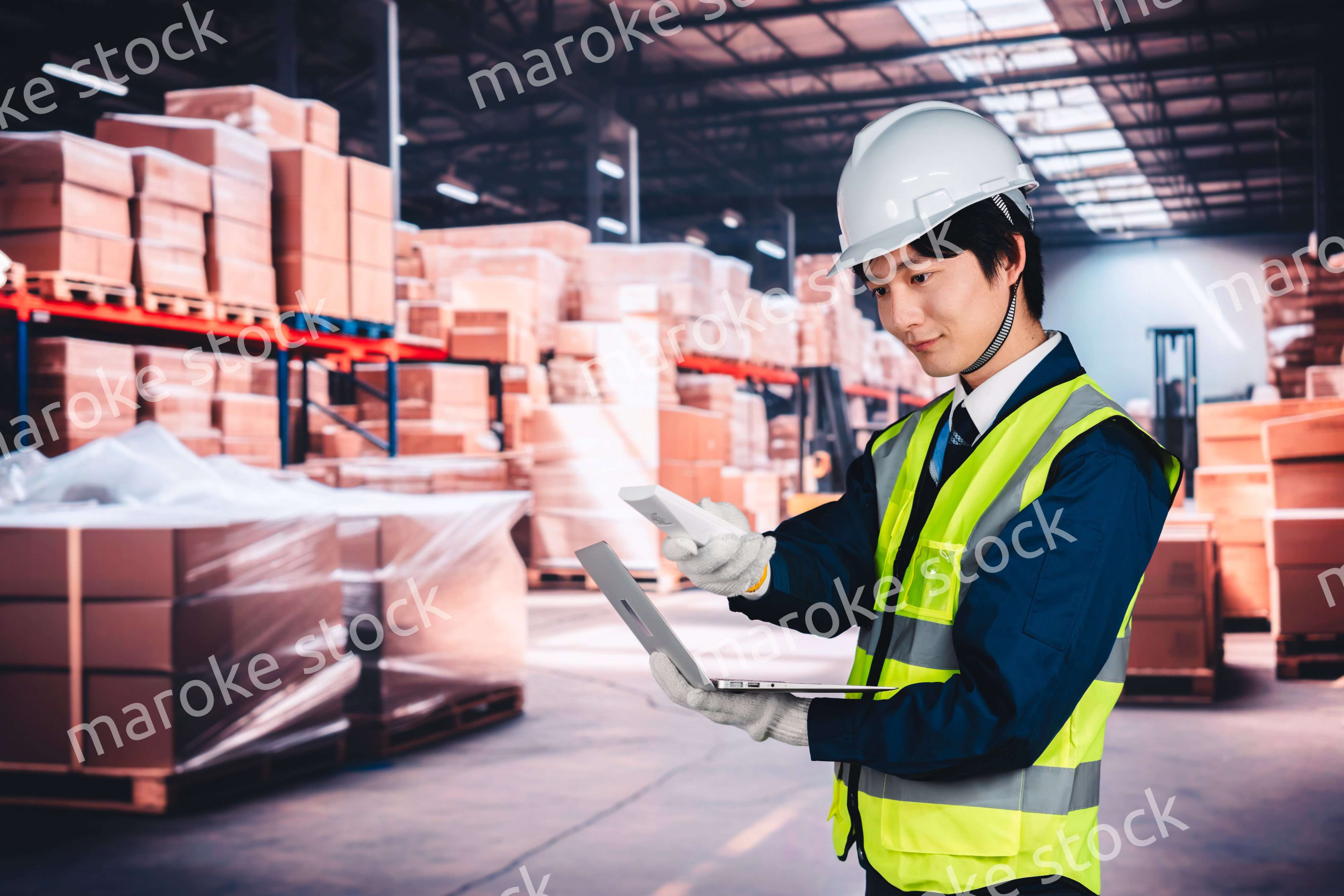 物流倉庫で在庫の管理をする男性作業員