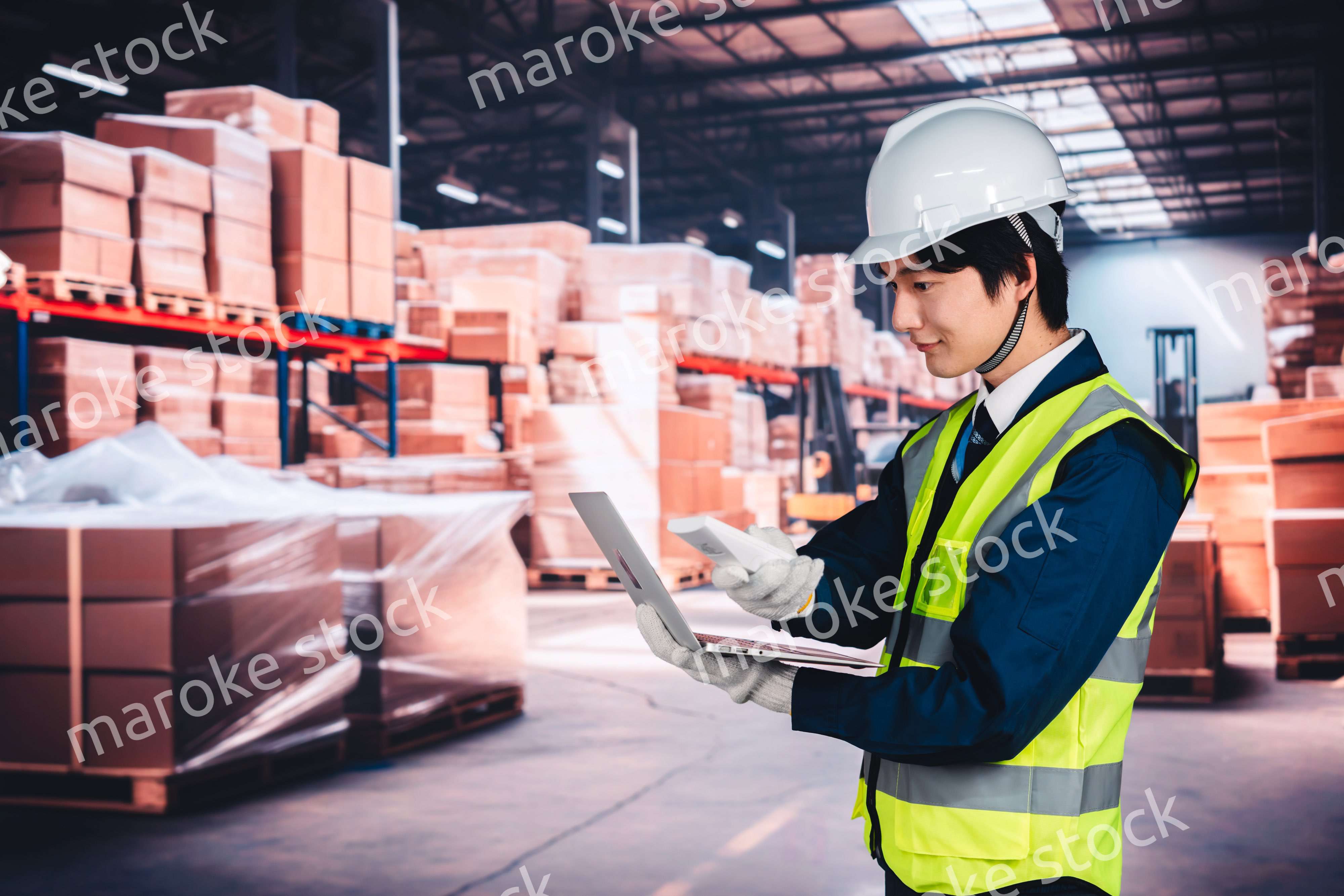 物流倉庫で在庫の管理をする男性作業員