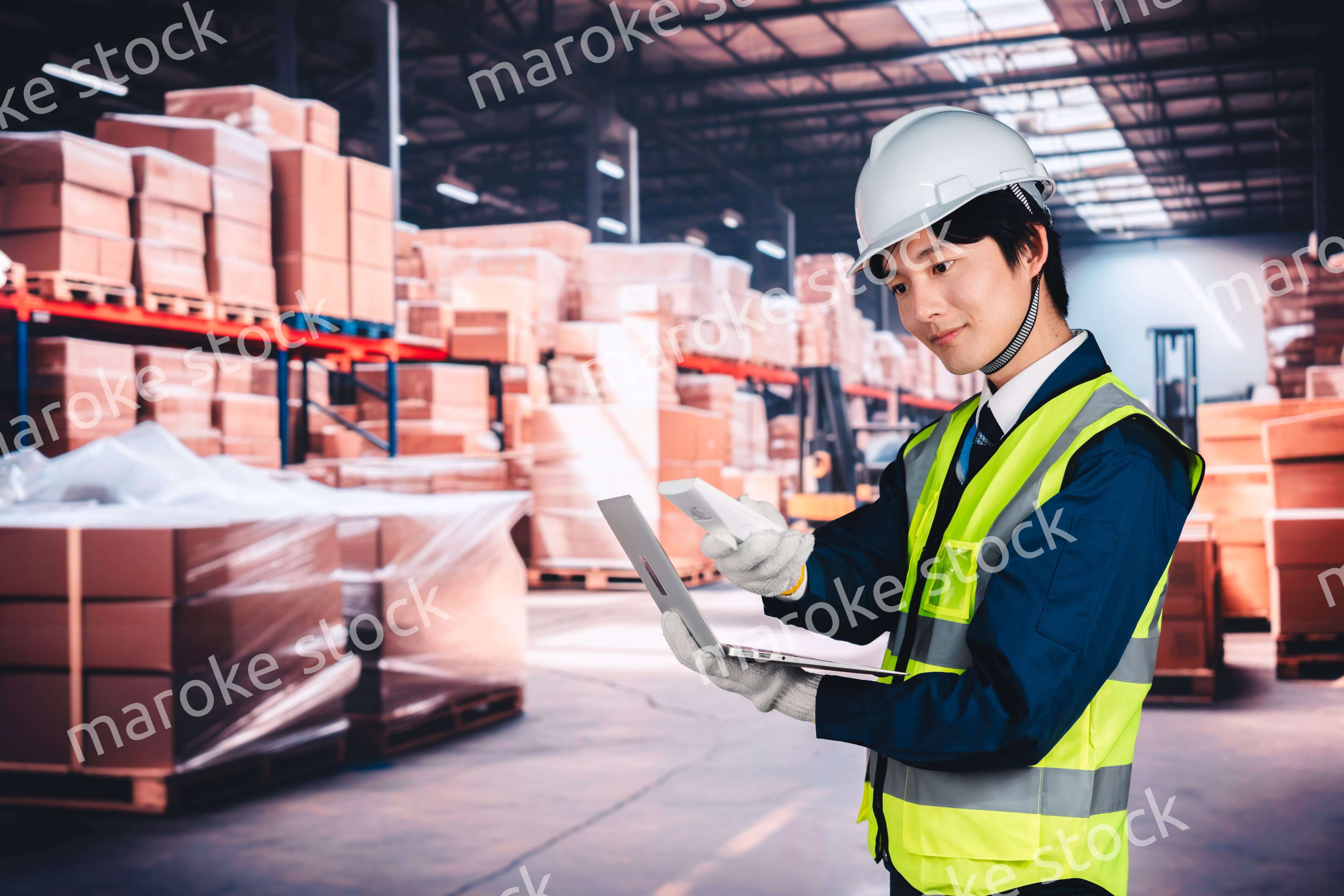 物流倉庫で在庫の管理をする男性作業員