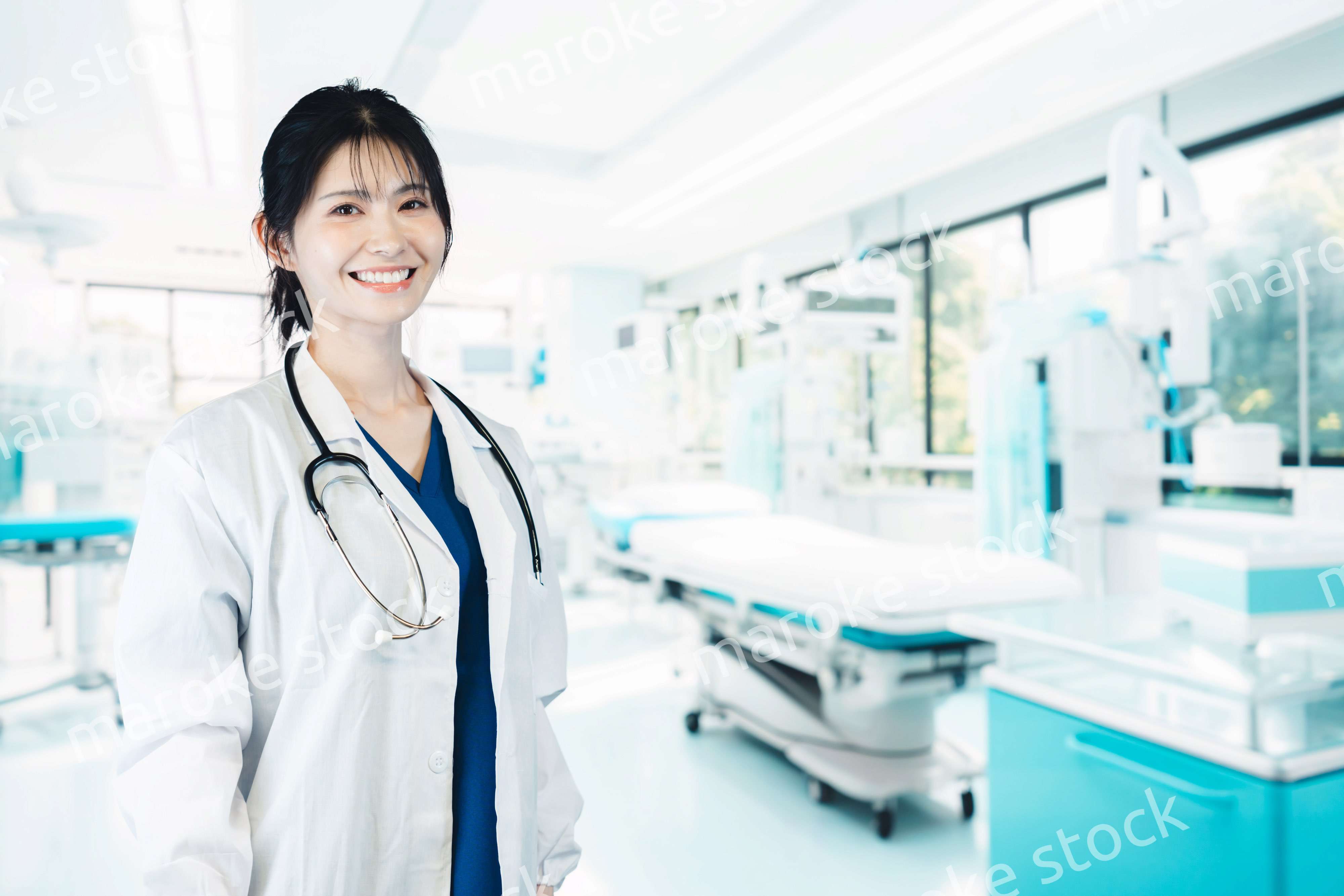 笑顔の女性ドクター