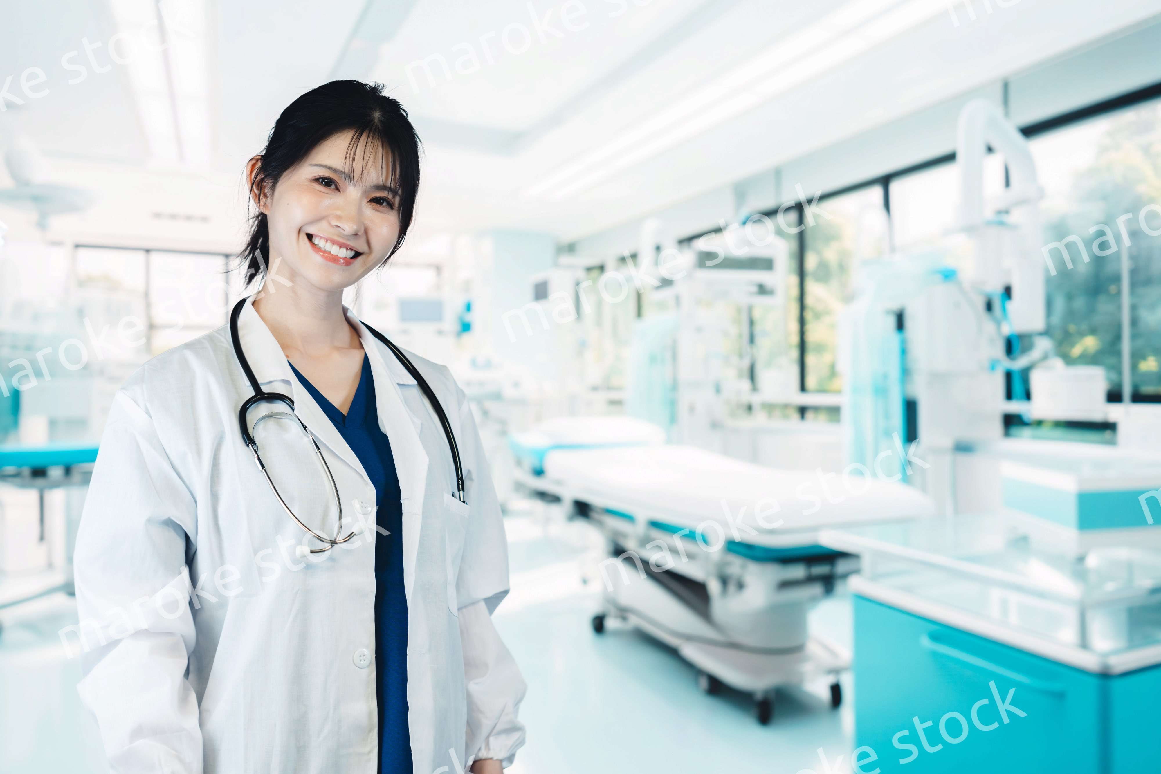 笑顔の女性ドクター