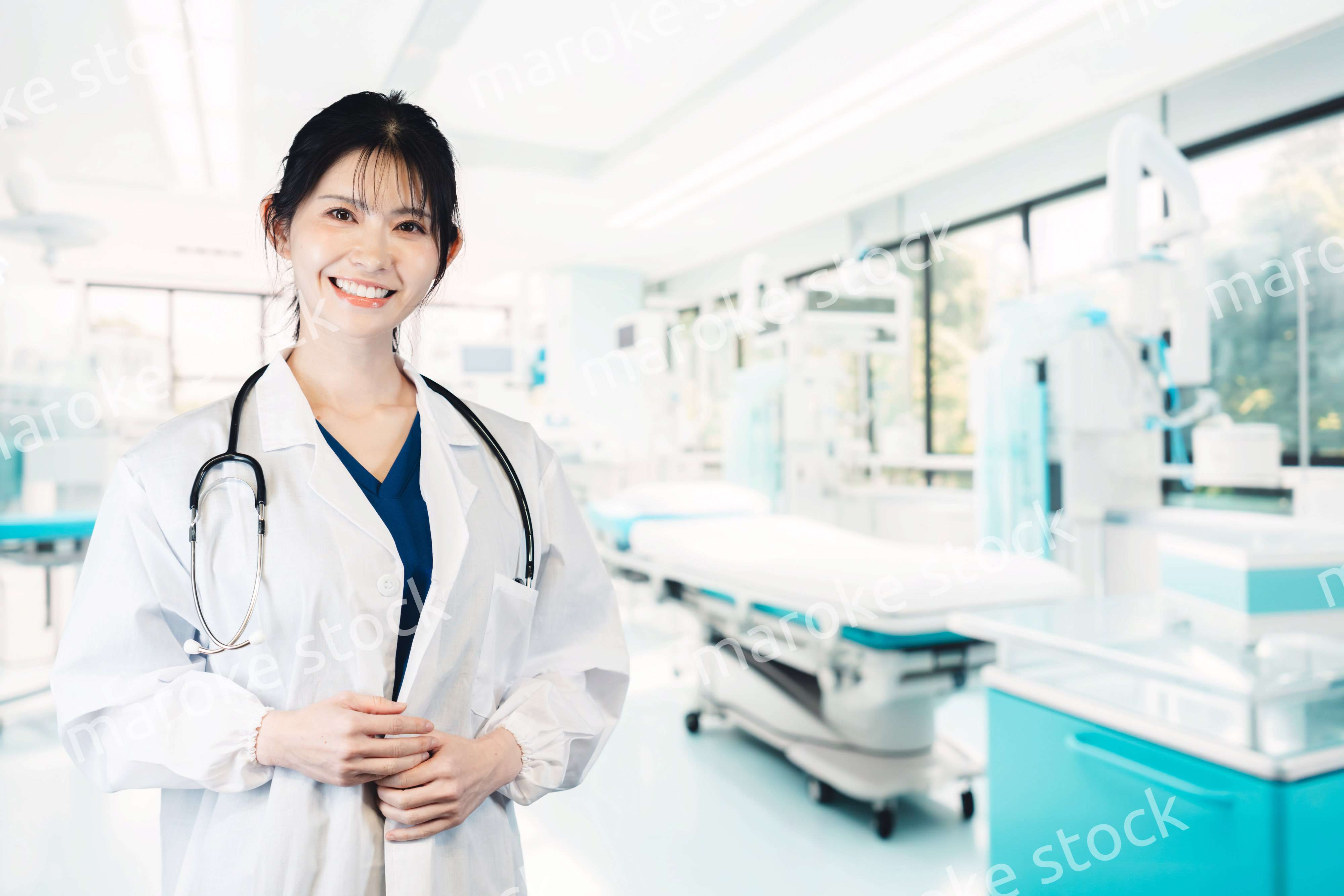 笑顔の女性ドクター