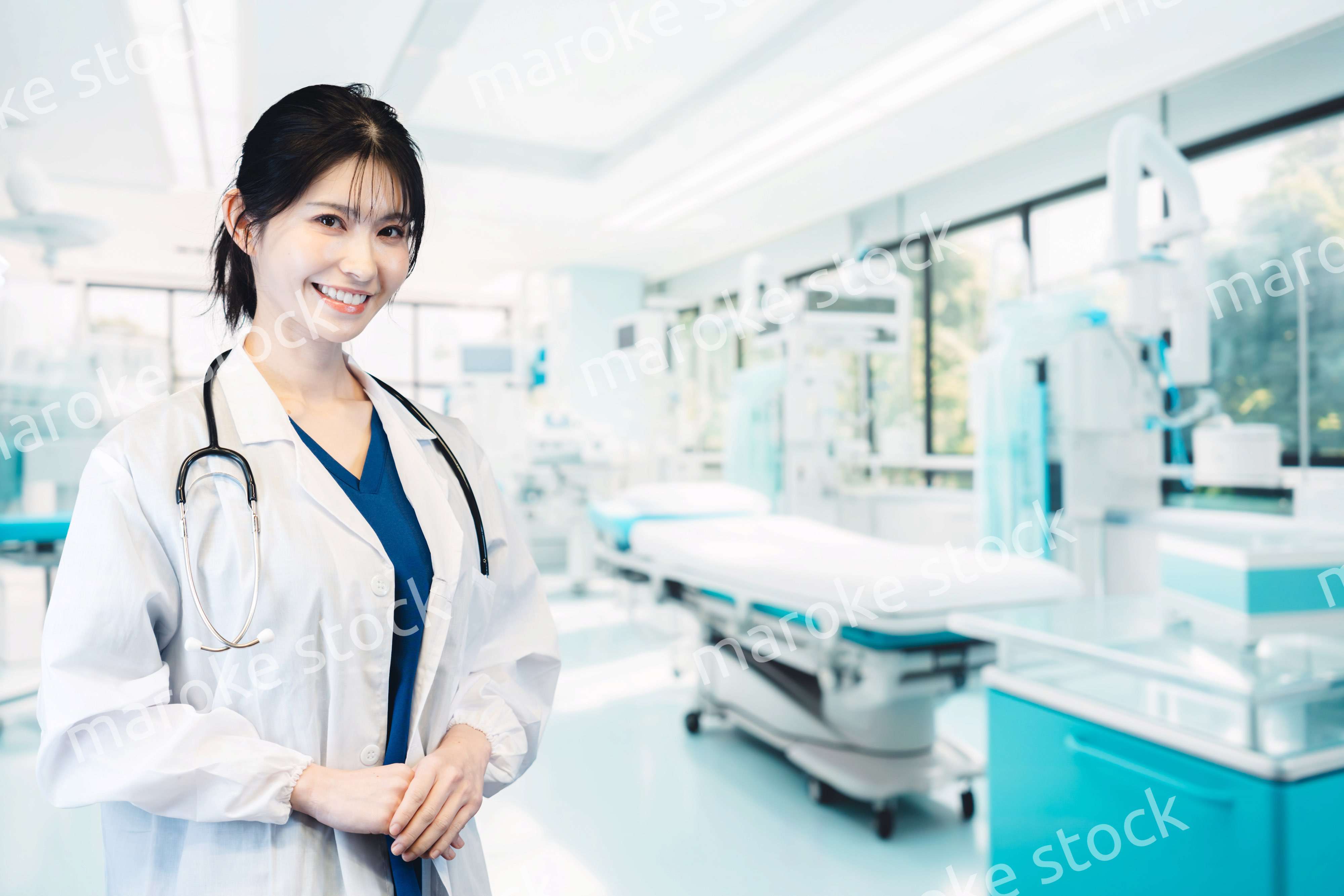 笑顔の女性ドクター