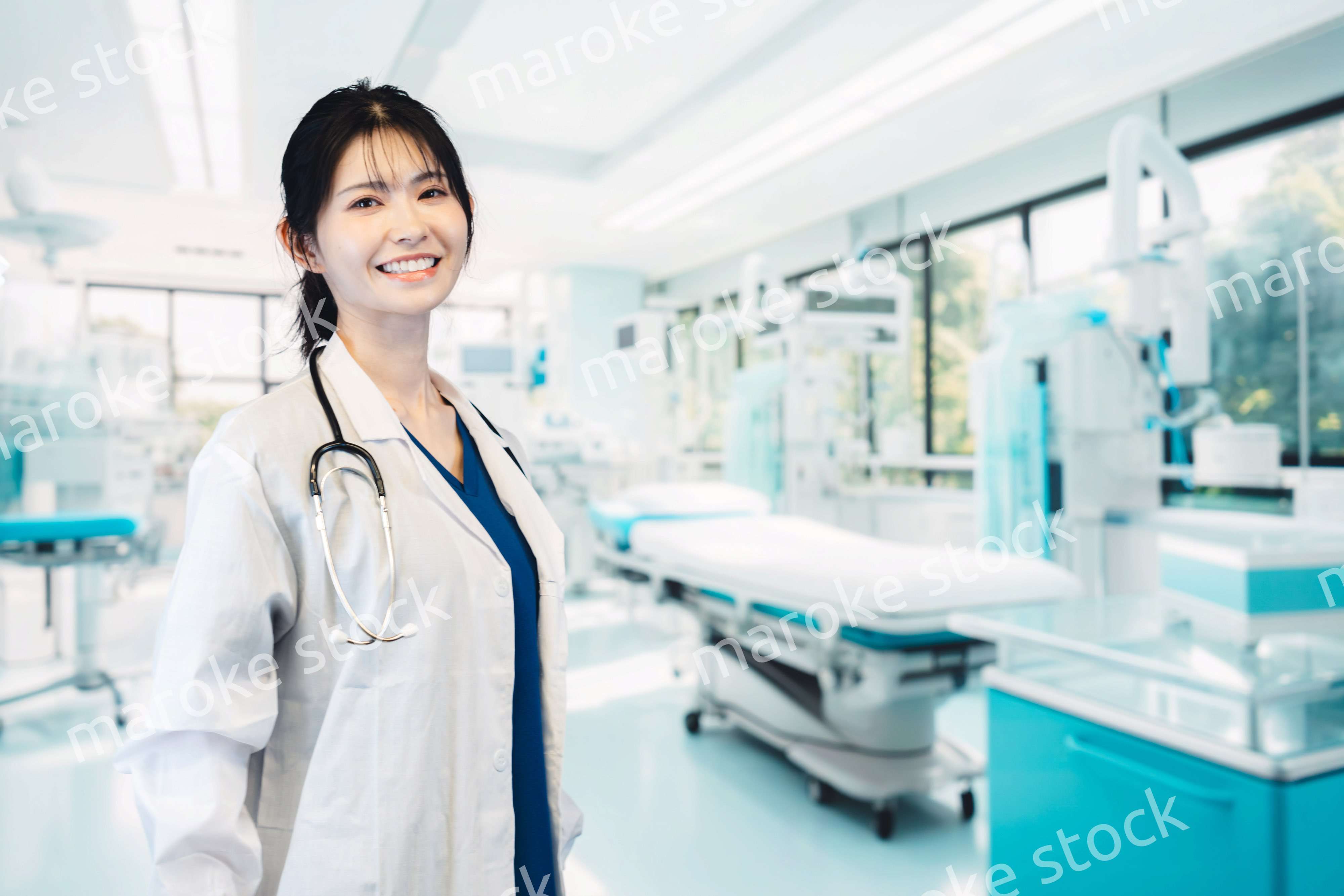 笑顔の女性ドクター