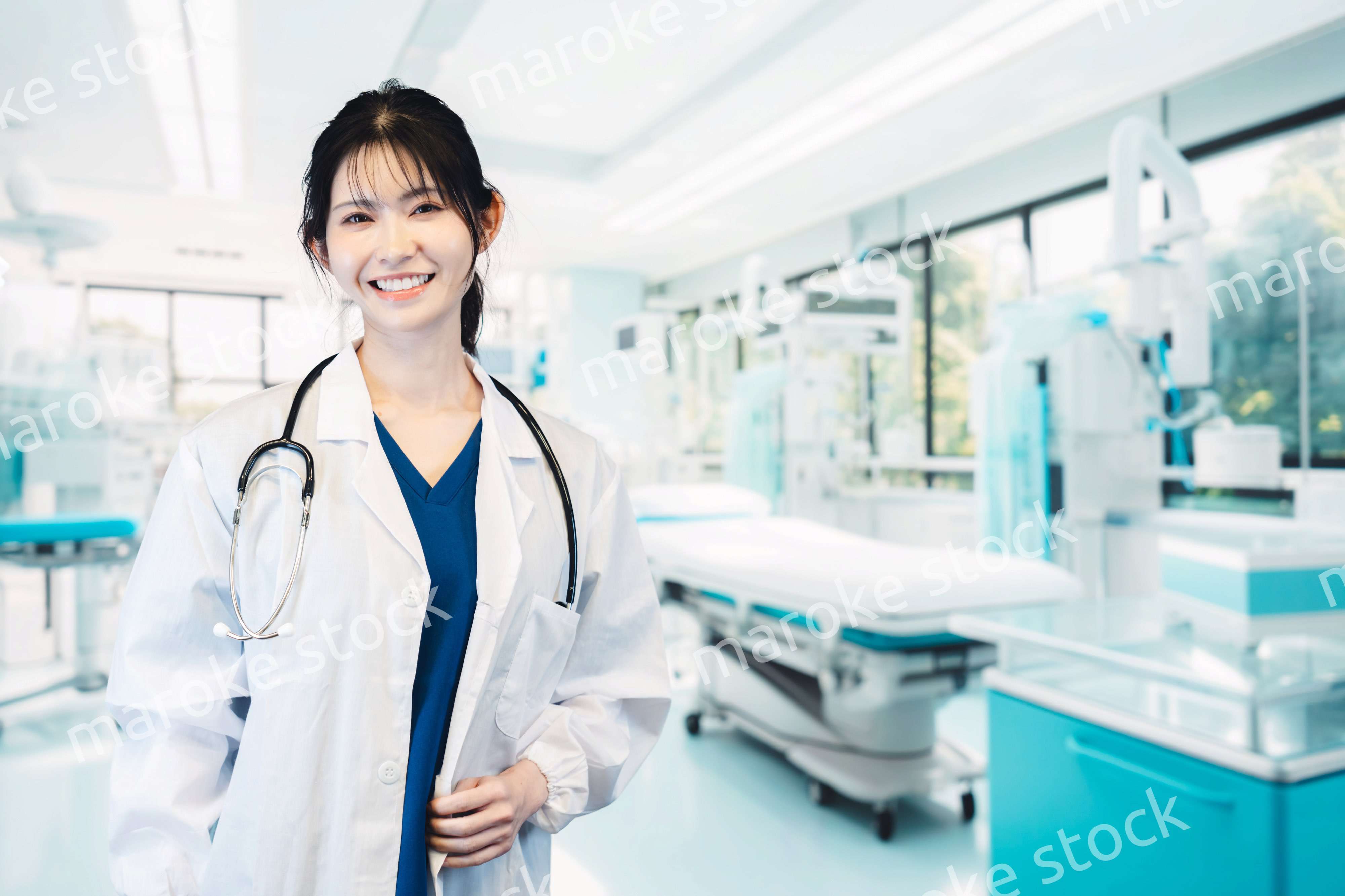 笑顔の女性ドクター